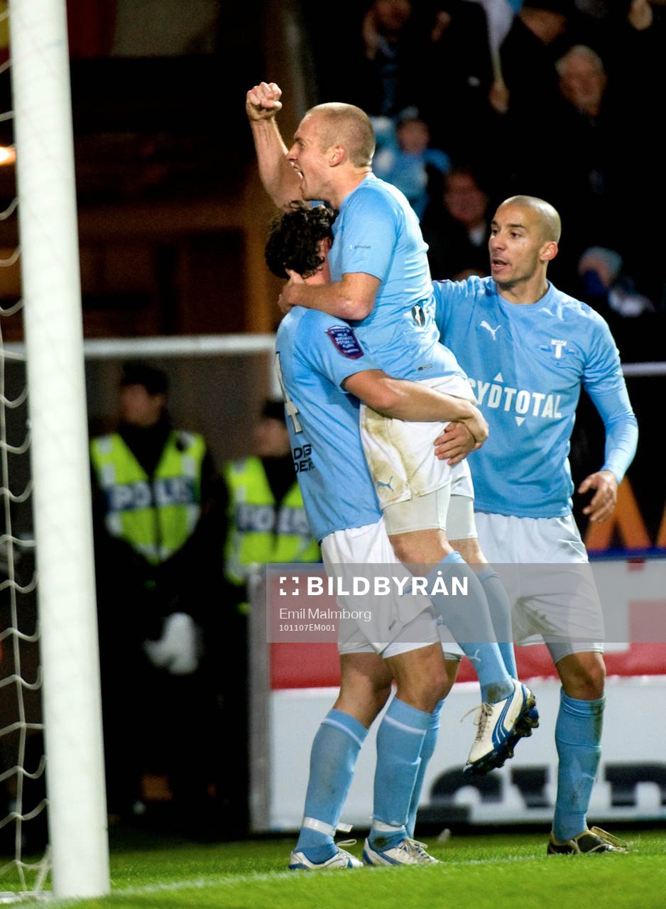 Agon Mehmeti, MFF lyfter Daniel Larsson, MFF
