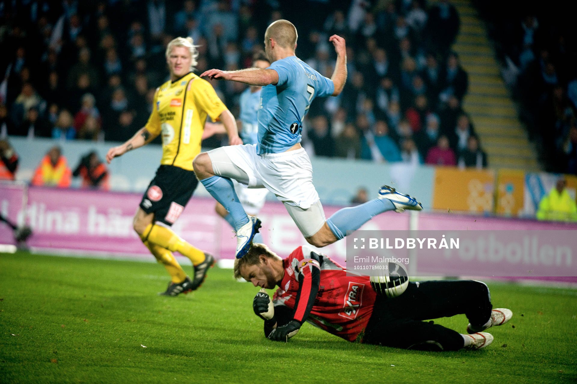Mattias Asper, målvakt, Mjällby räddar framför Daniel