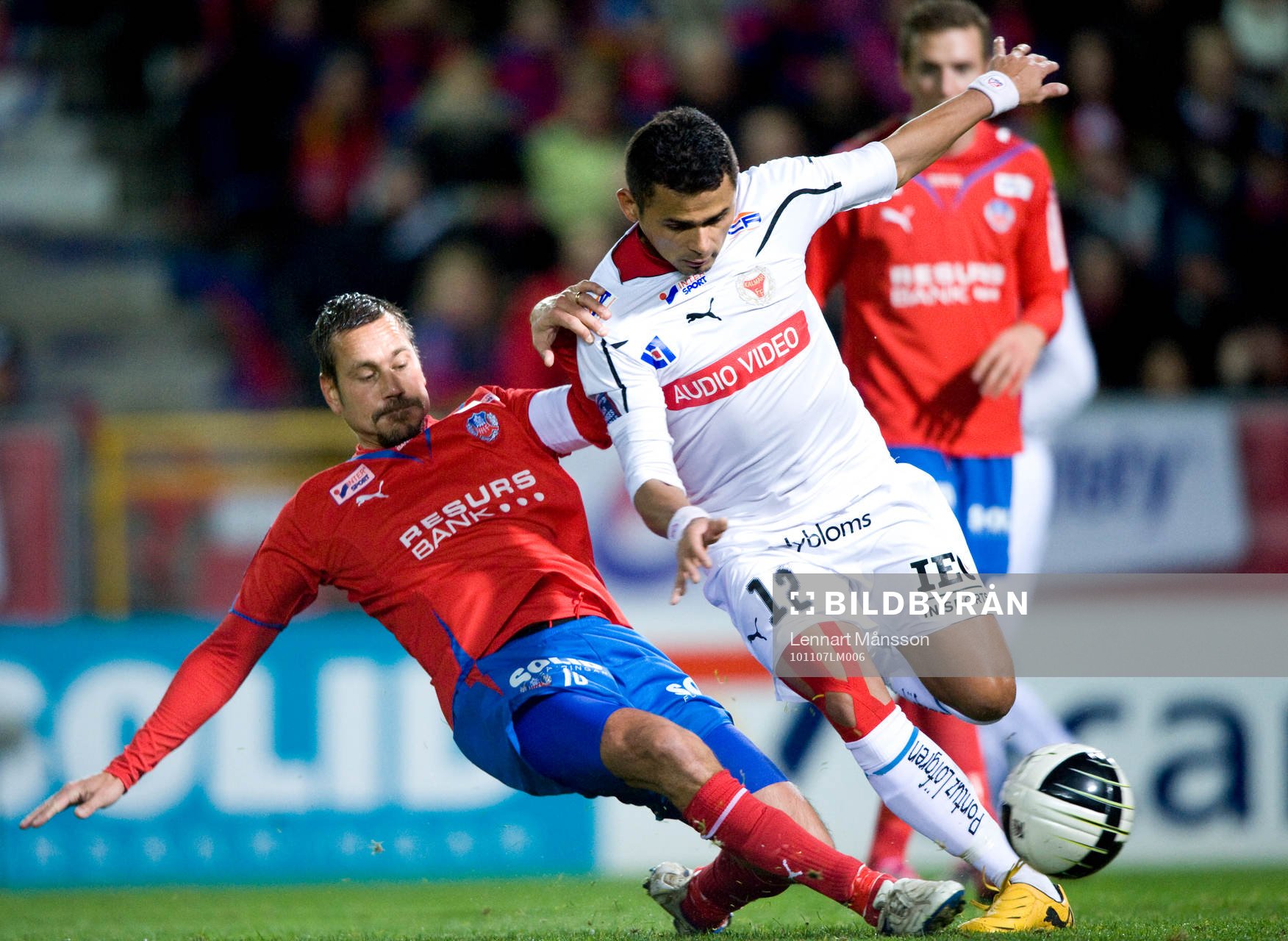 Marcus Lantz, Helsingborg, glidtacklar Daniel Soralense,
