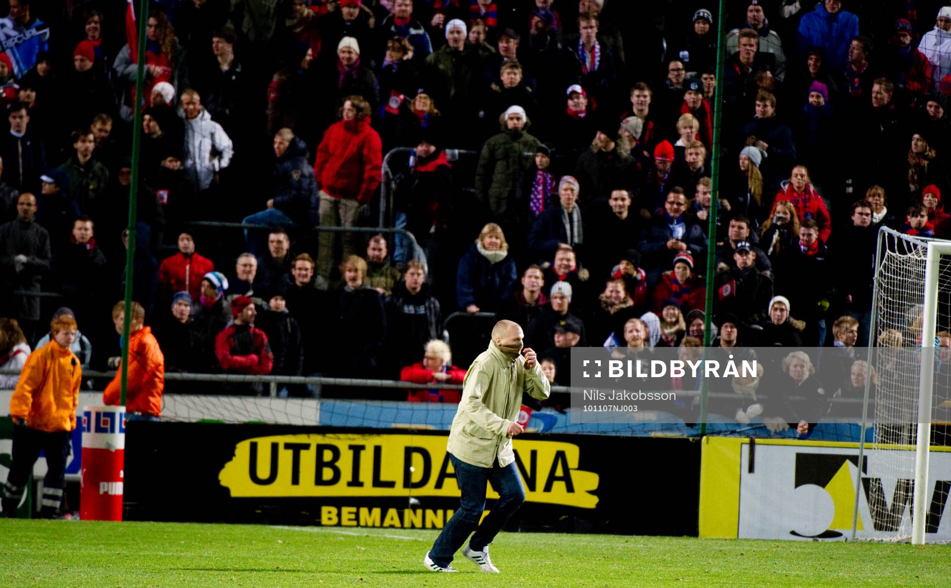 En ensam supporter stormar planen