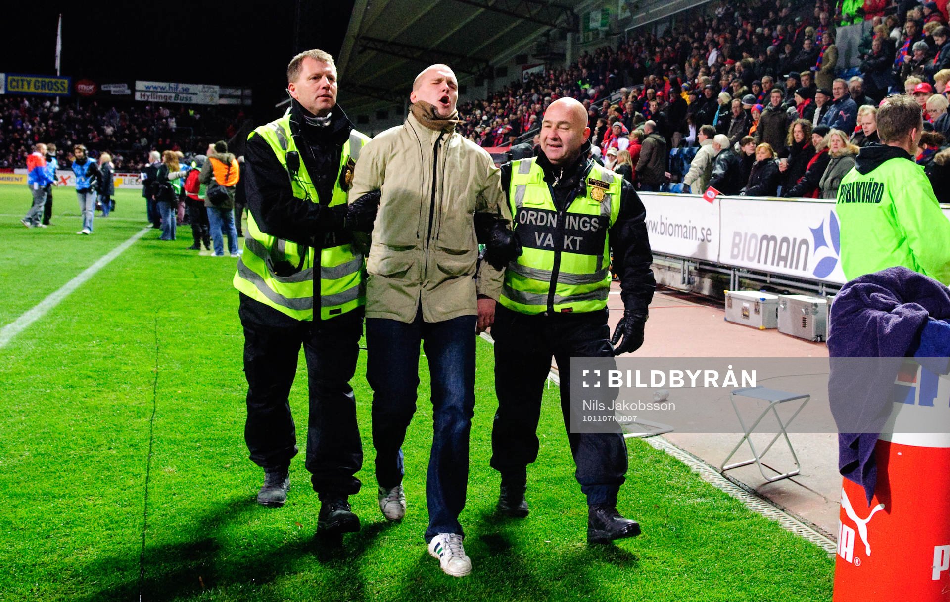 En supporter försökte storma planen men blev infångad