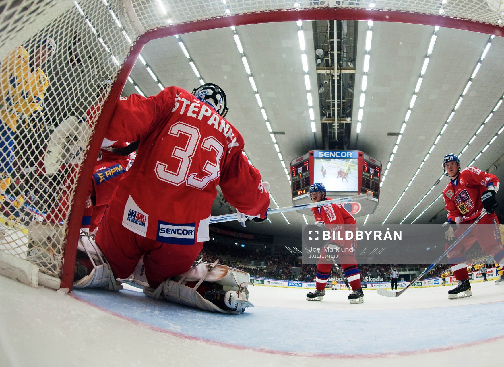 Robert Nilsson, Sverige, gör 3-2 bakom Jakub Stepanek,