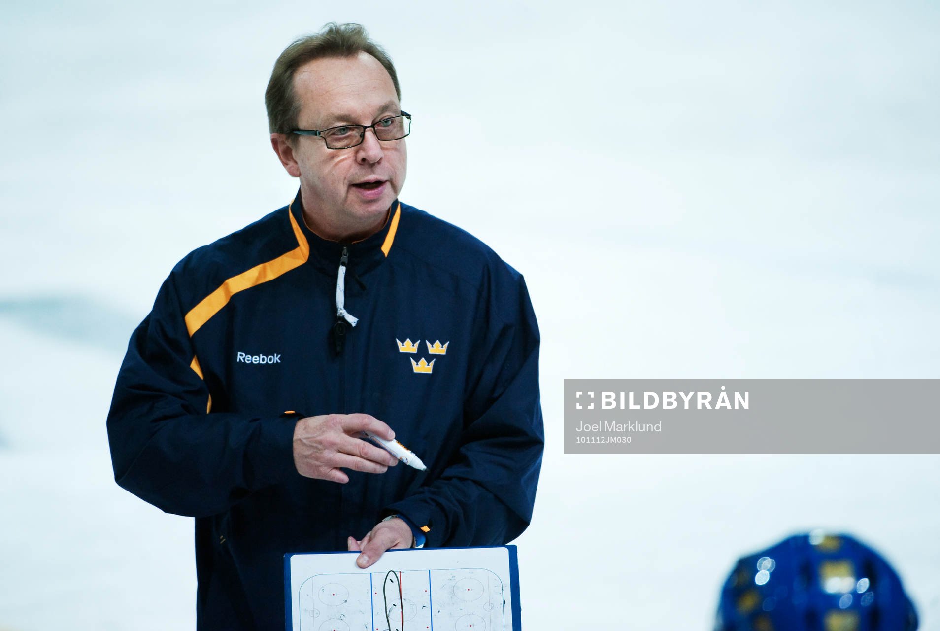 Pär Mårts, förbundskapten, ger instruktioner