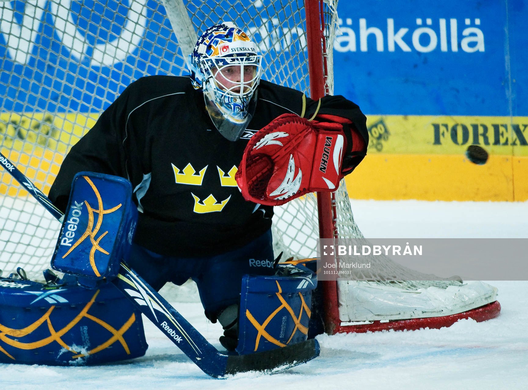 Daniel Larsson, målvakt, räddar ett skott
