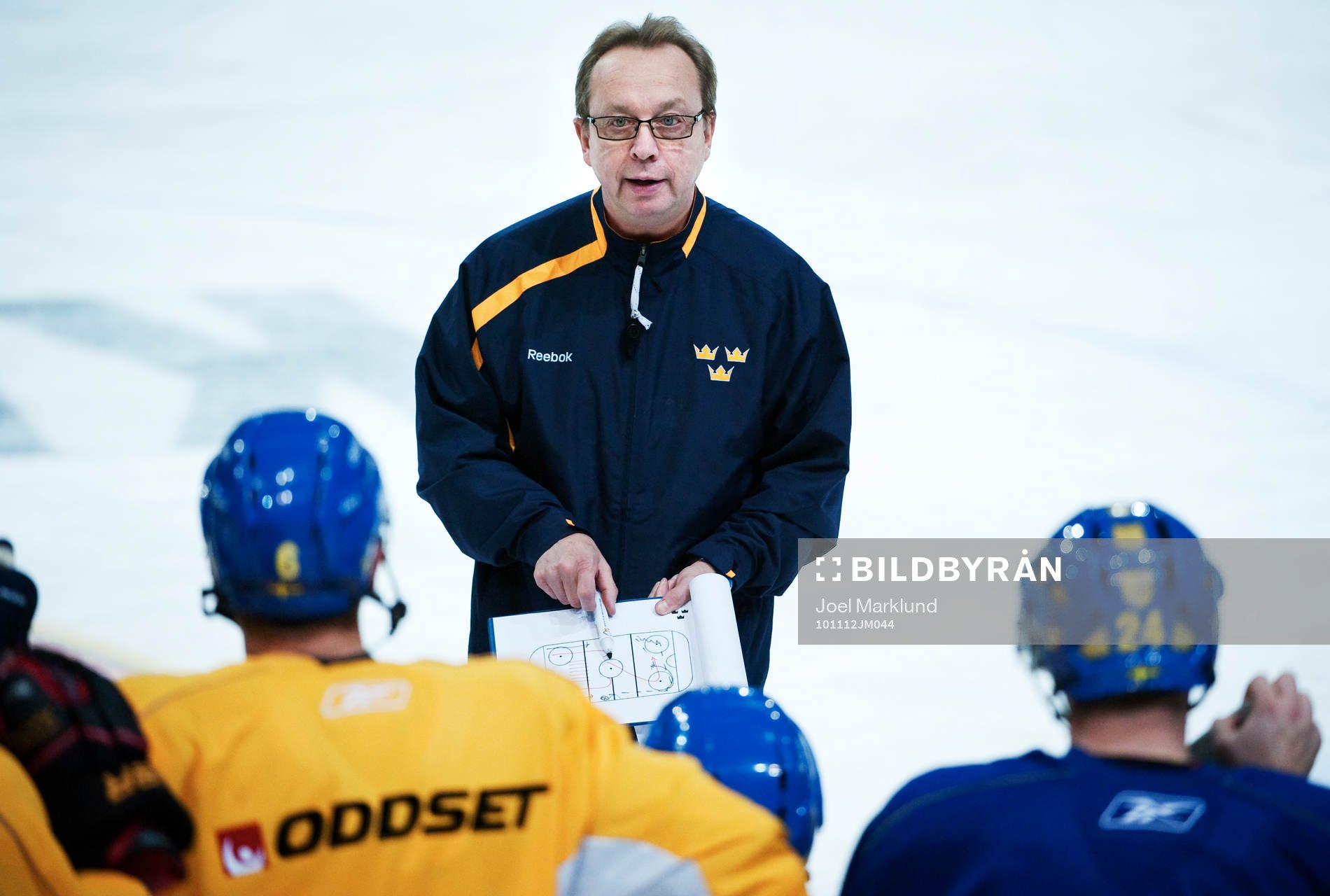 Pär Mårts, förbundskapten, ger instruktioner