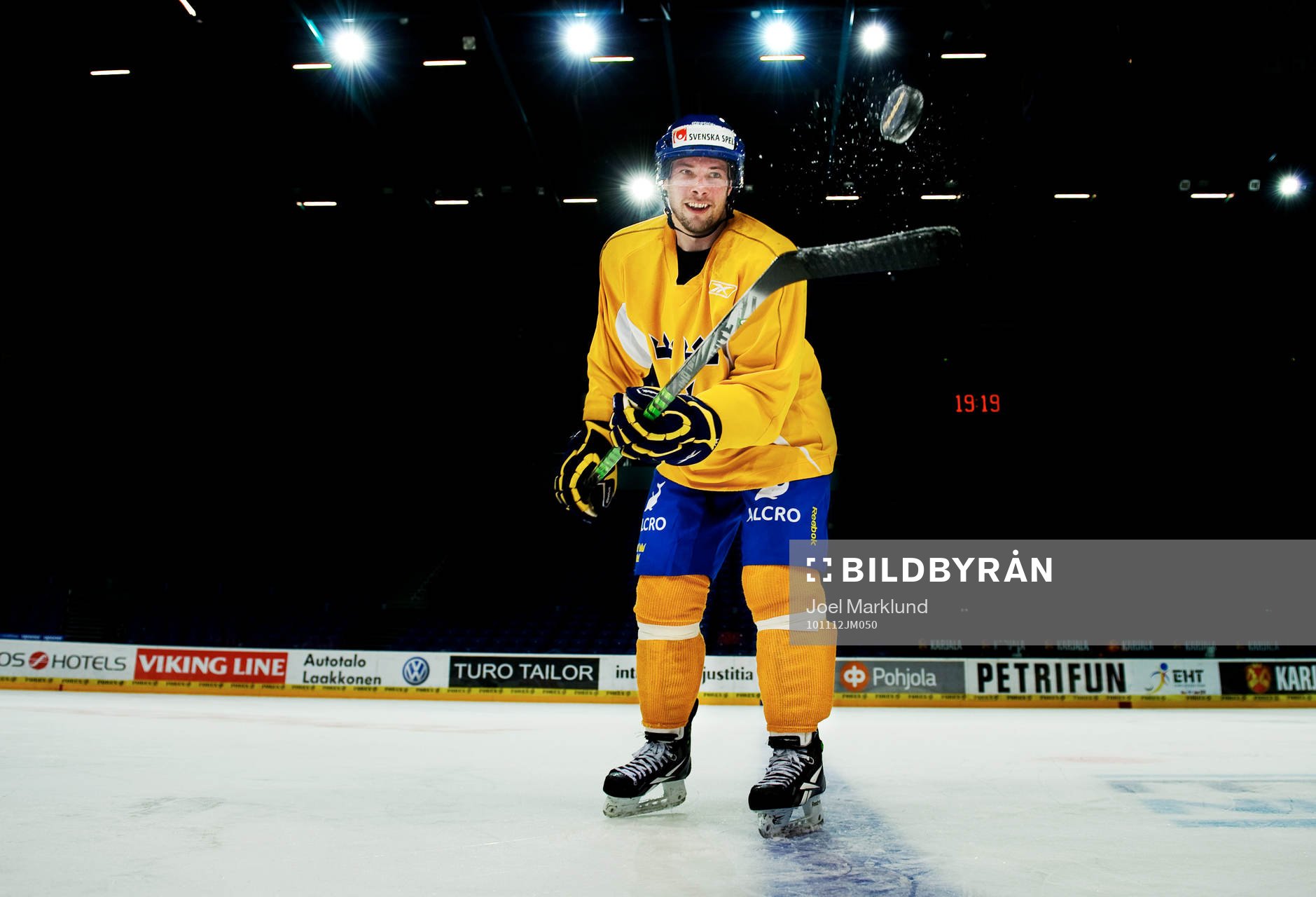 Robert Nilsson jonglerar med en puck
