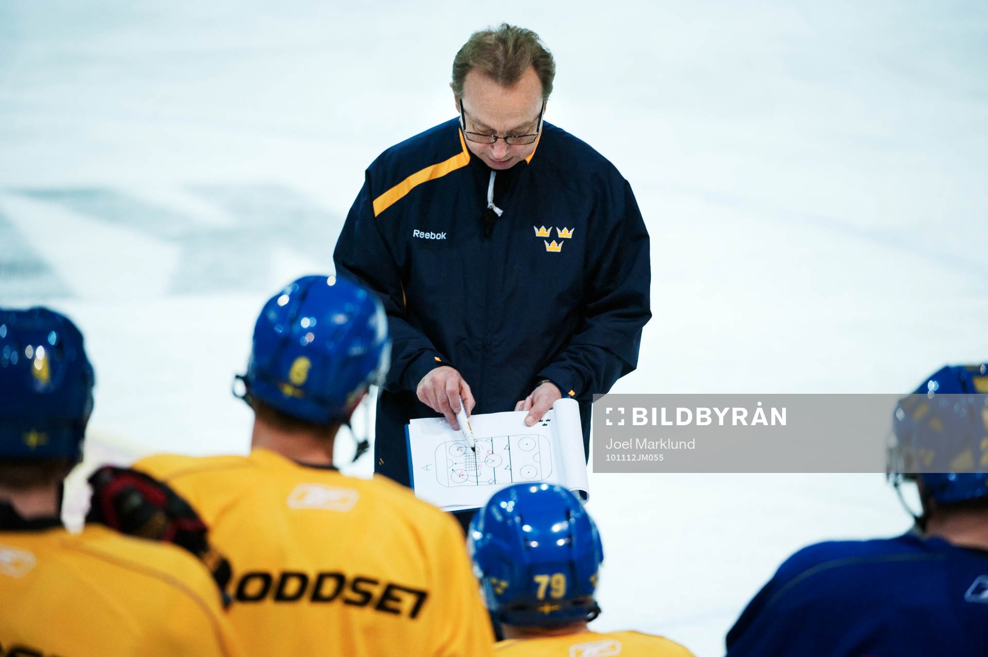 Pär Mårts, förbundskapten, ger instruktioner