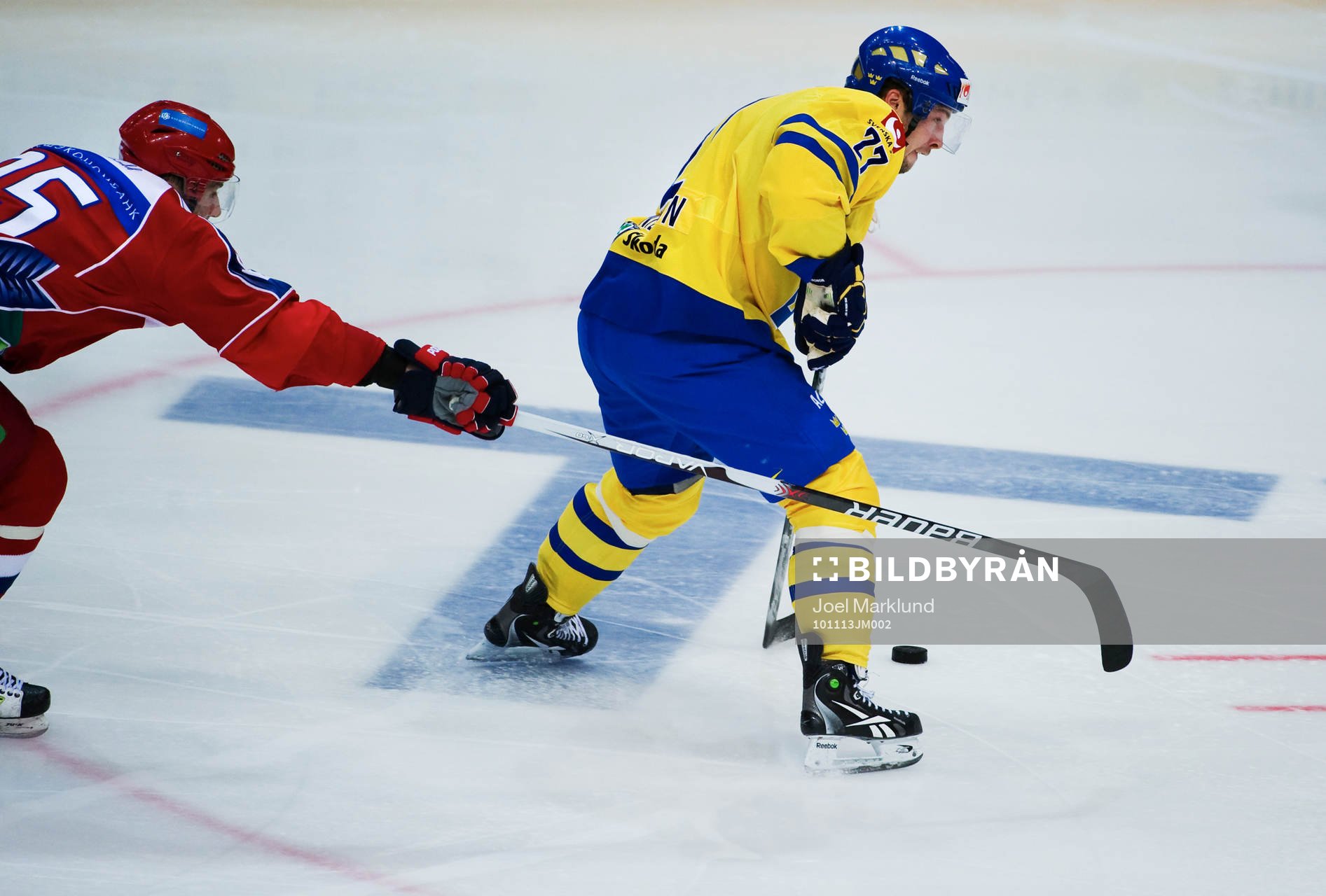 Robert Nilsson, Sverige, tar sig förbi en rysk spelare
