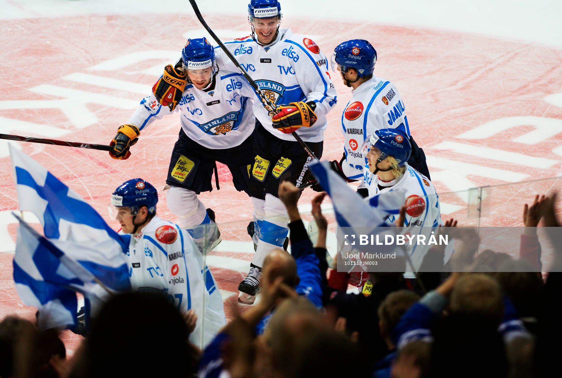 Janne Lahti (i mitten), Finland, gratuleras till sitt