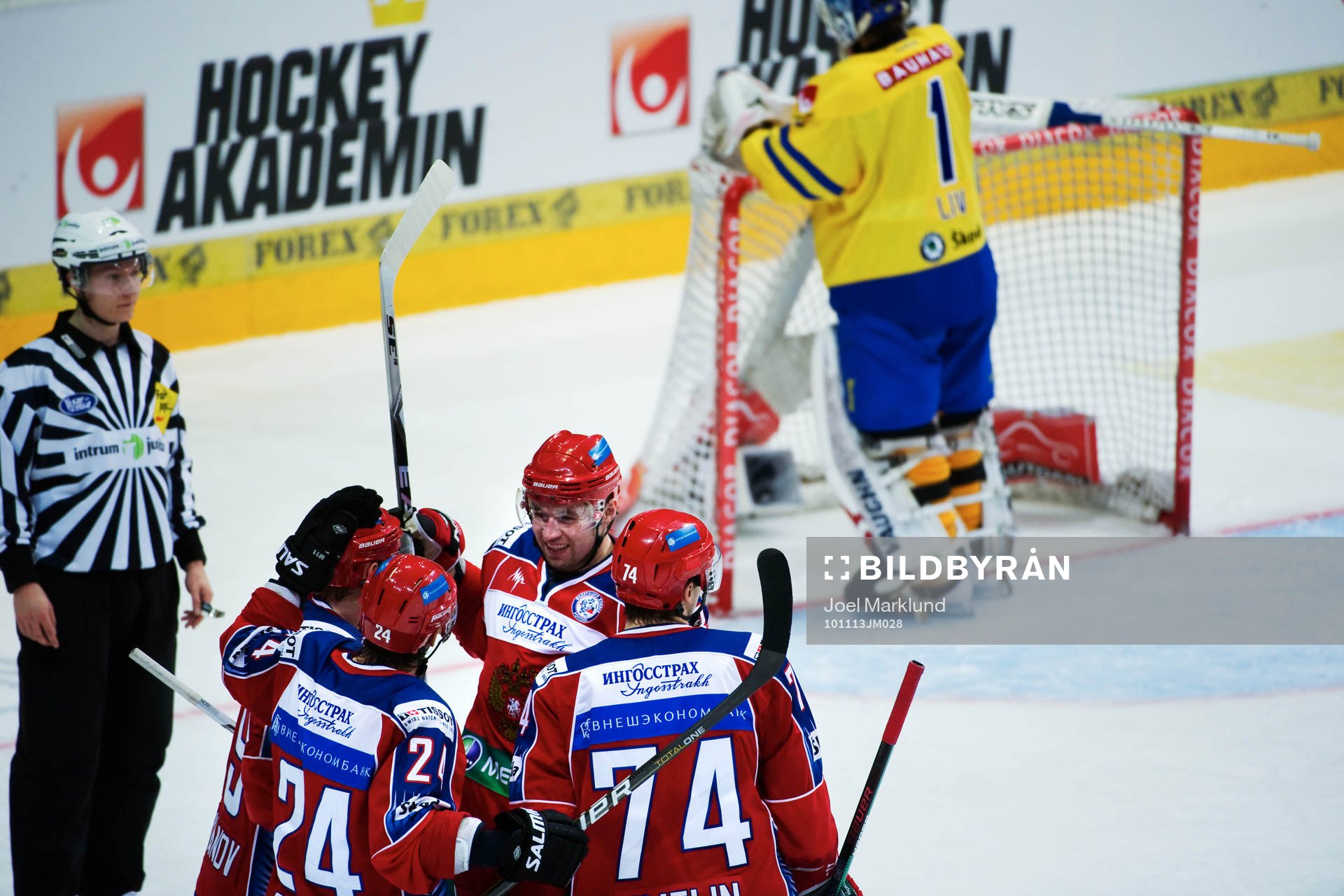 Alexander Popov, Ryssland, gratuleras till sitt 2-2-mål