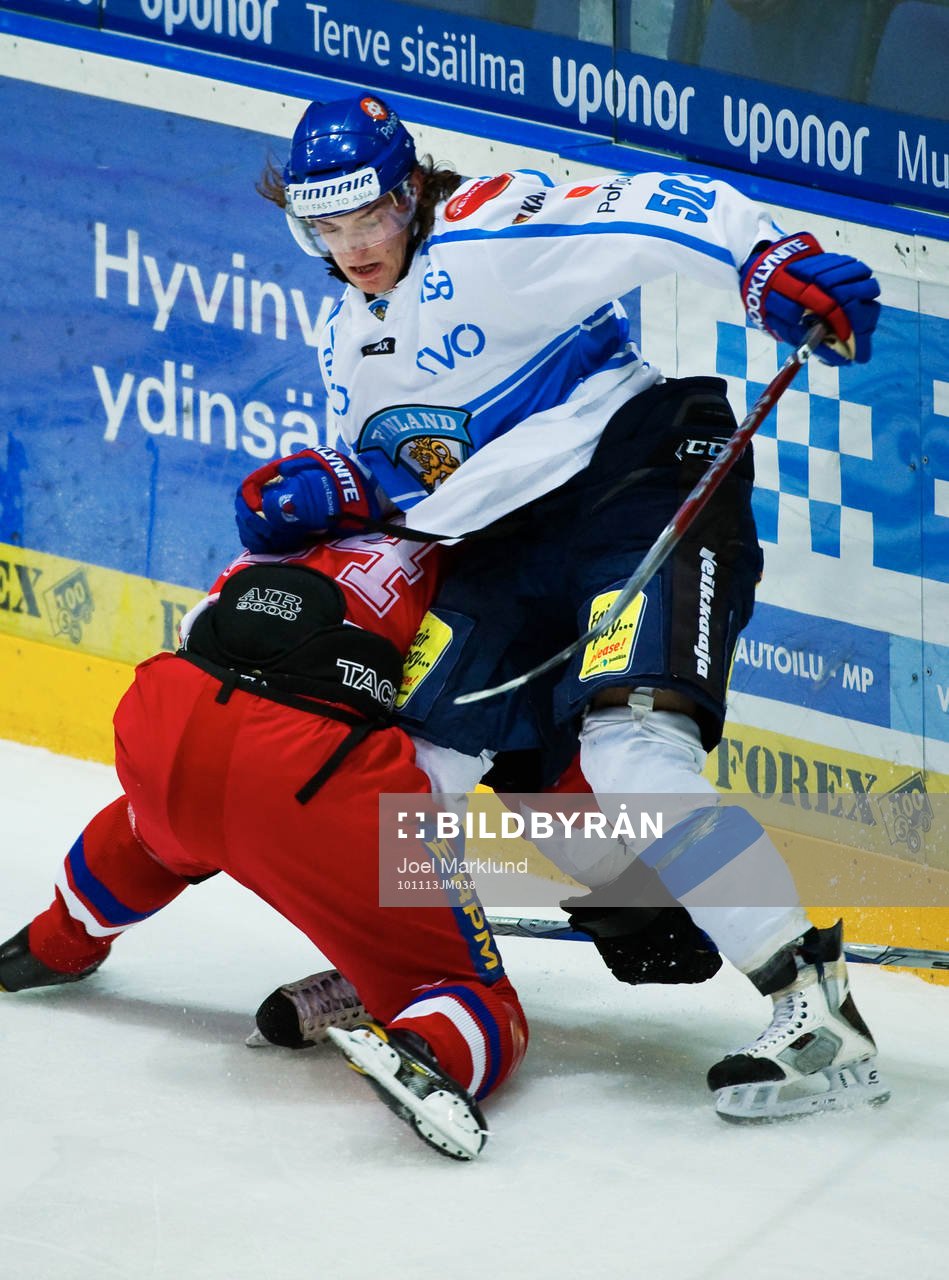 Kamil Kreps, Tjeckien, tacklar Juhamatti Aaltonen, Finland