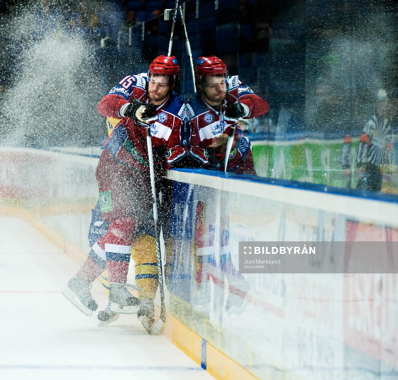 Alexander Svitov, Ryssland, tacklar Mattias Ekholm, Sverige