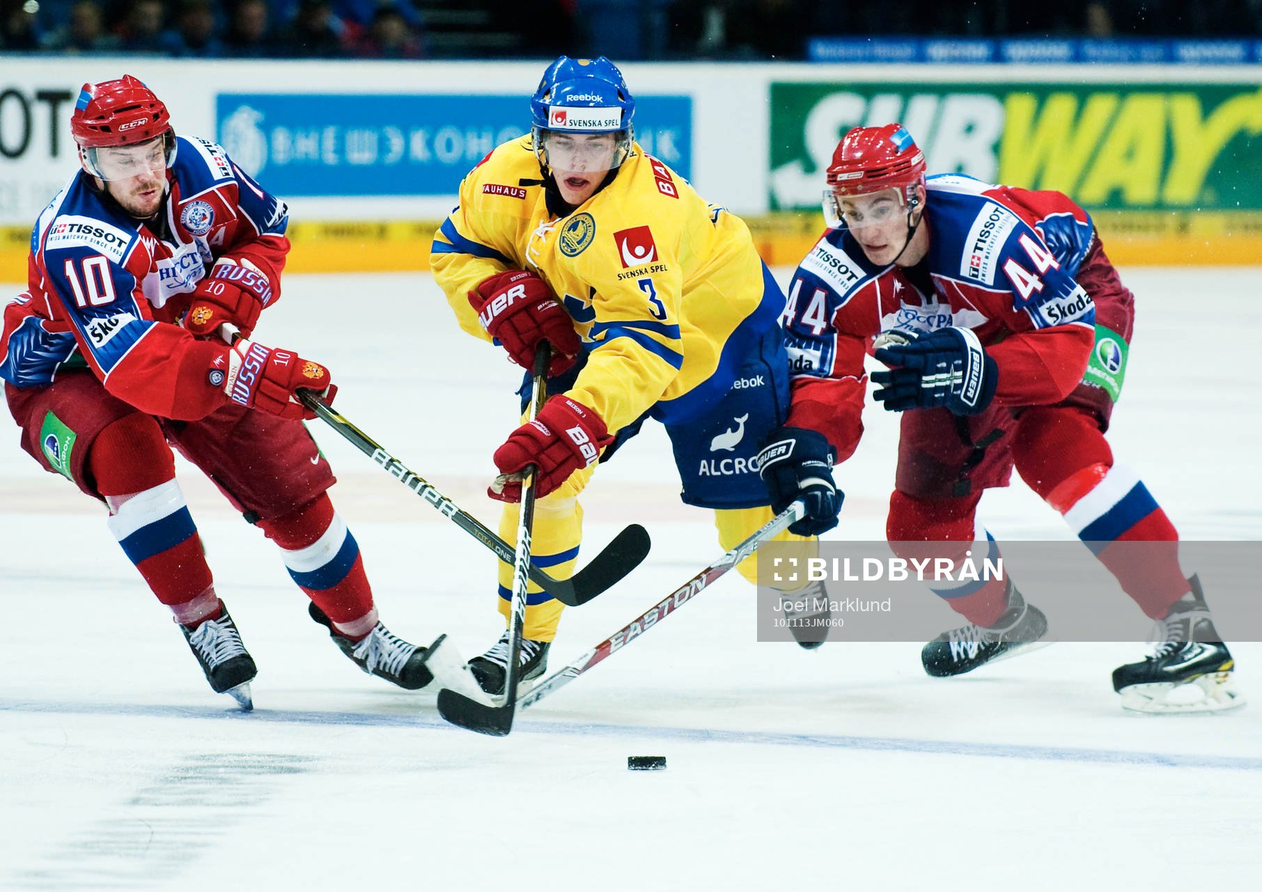Sebastian Erixon, Sverige, tar sig förbi Sergei Mozyakin