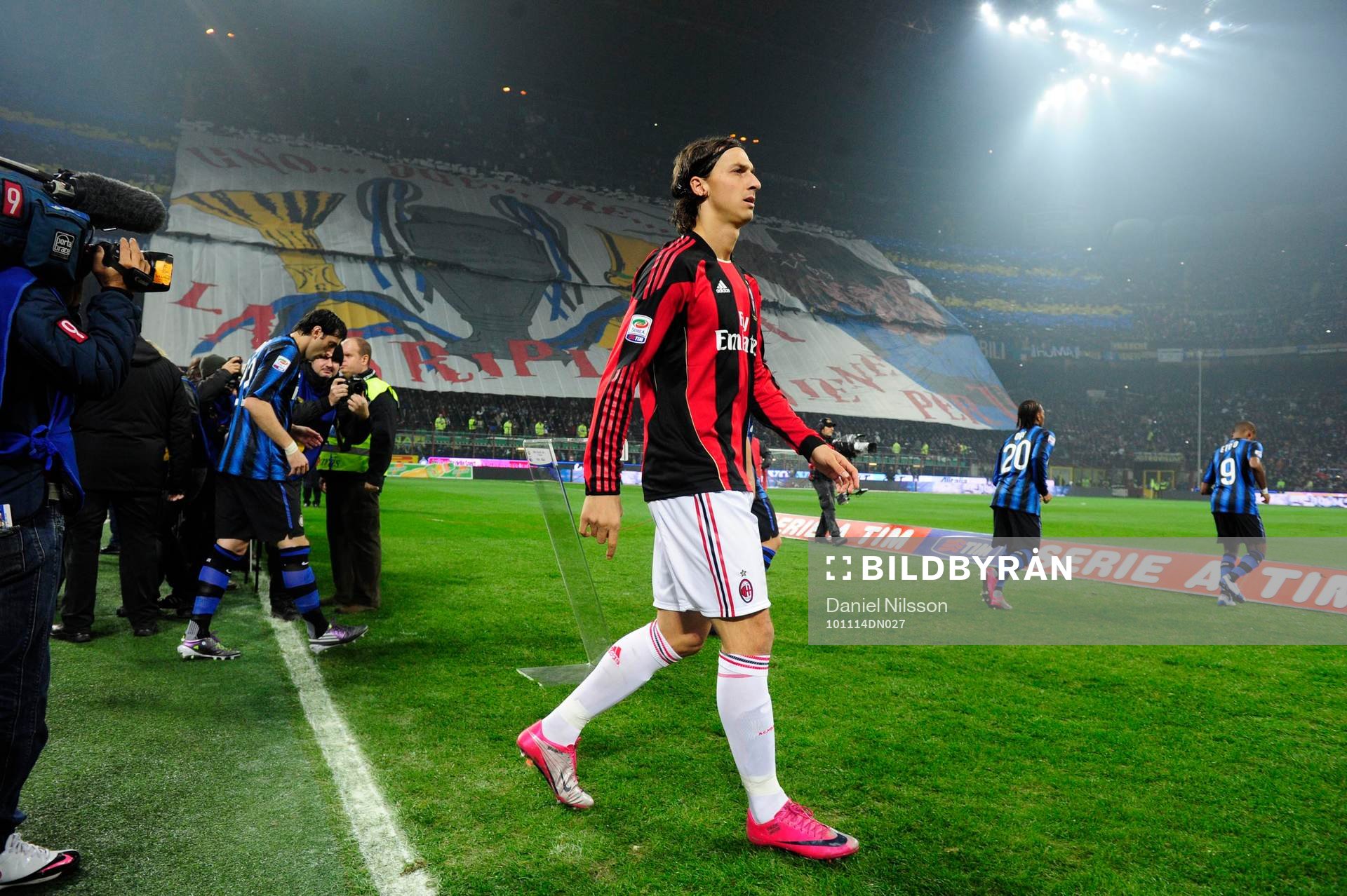 Zlatan Ibrahimovic på väg in på planen framför Inters