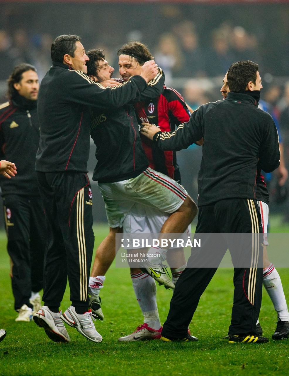 Gennaro Gattuso hoppar upp och firar Zlatan Ibrahimovic