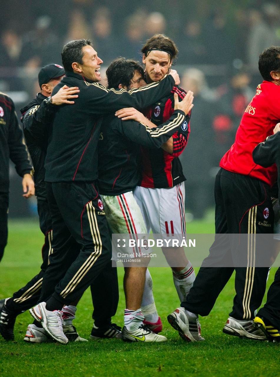 Gennaro Gattuso hoppar upp och firar Zlatan Ibrahimovic