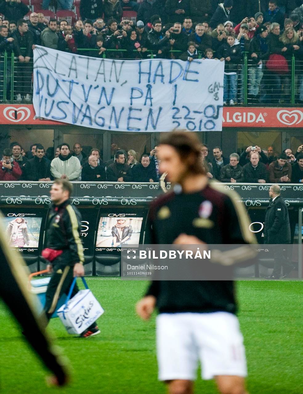 Banderoll, skylt på svenska riktad mot Zlatan Ibrahimovic
