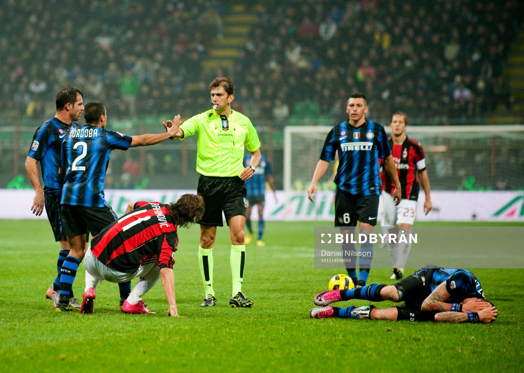 Zlatan Ibrahimovic, Milan knockar ner Marco Materazzi, Inter
