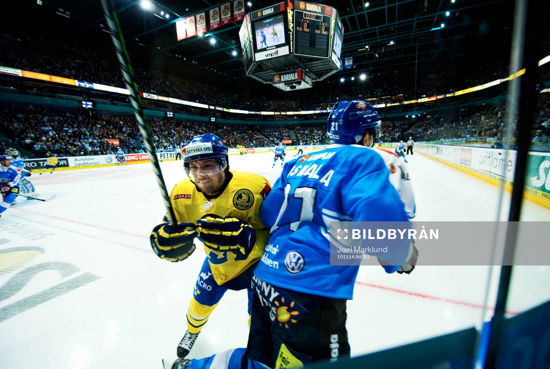 Robert Nilsson, Sverige, tacklar Janne Niskala, Finland