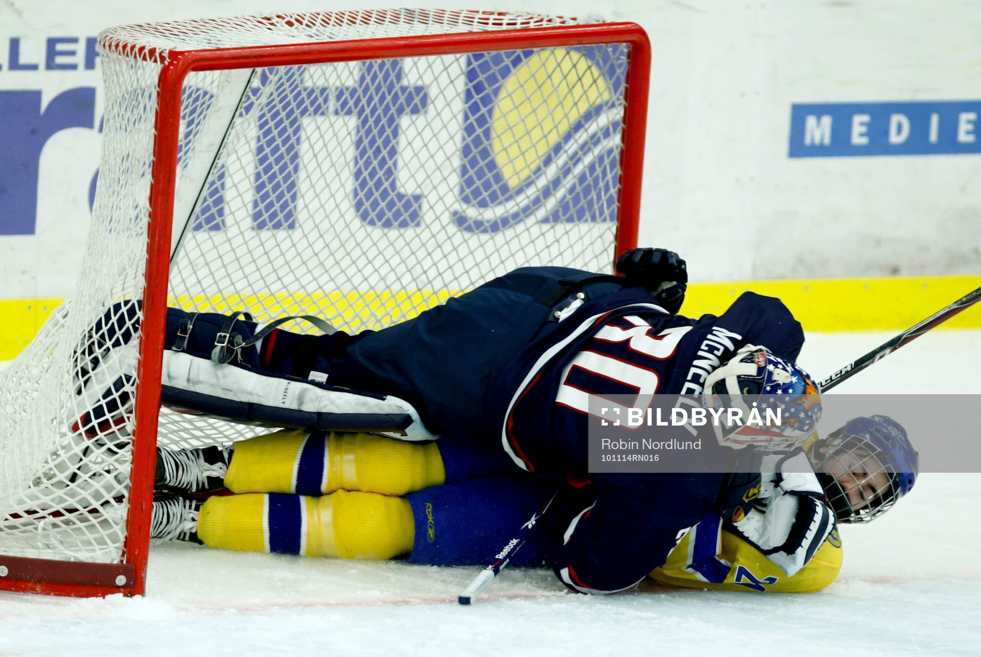 Mika Zibanejad, Sverige krockar med Matt McNeely, Målvakt