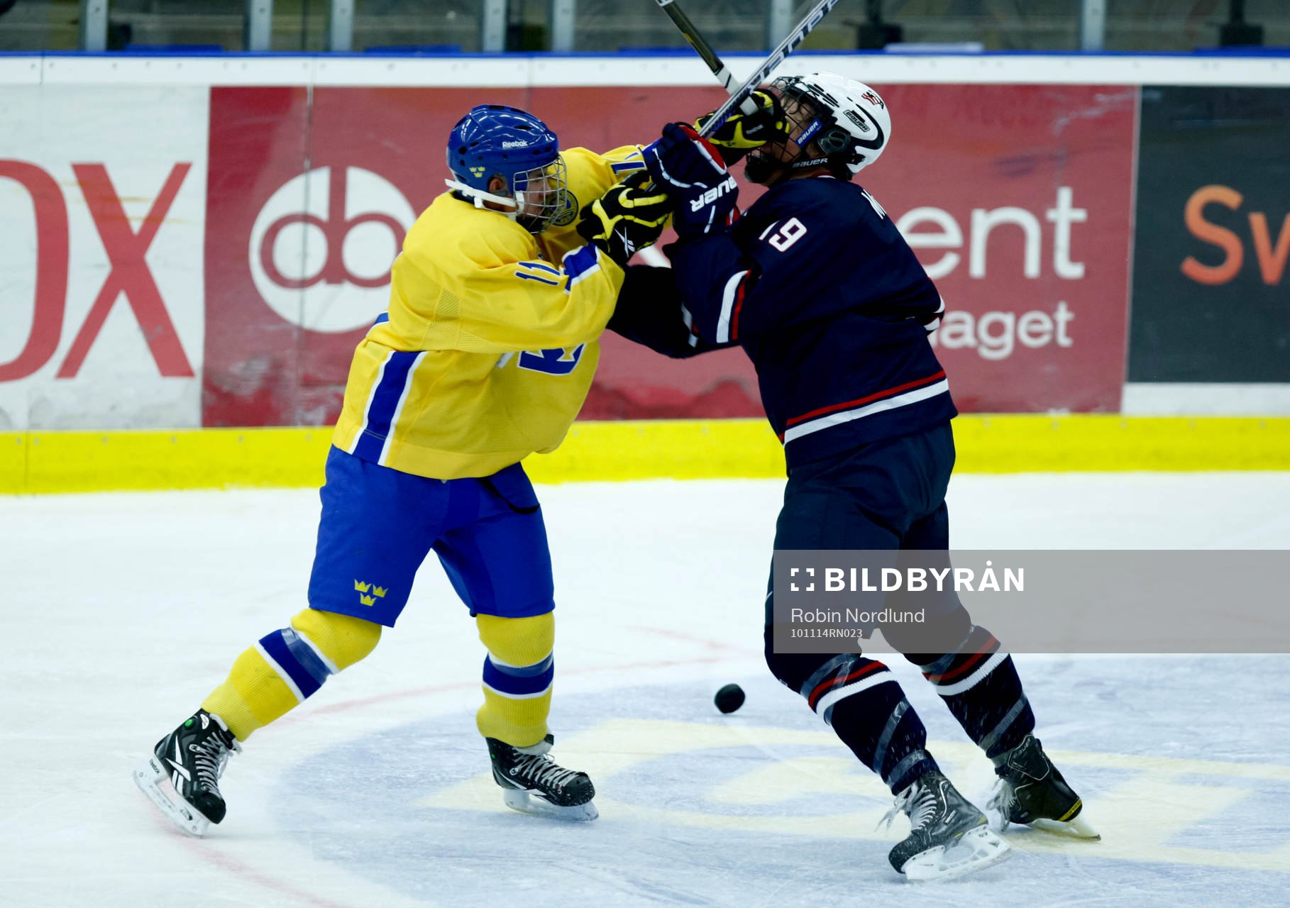 Gustaf Björklund, Sverige i slagsmål med Jake McCabe, USA