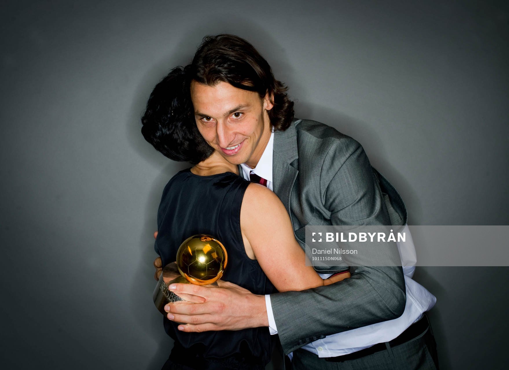 Zlatan Ibrahimovic som fick guldbollen  grattar och kramar