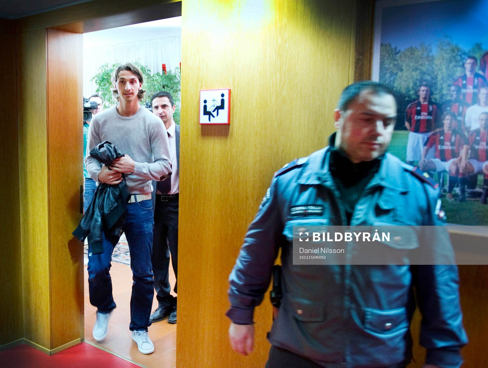 Zlatan Ibrahimovic inne på träningsanläggningen Milanello