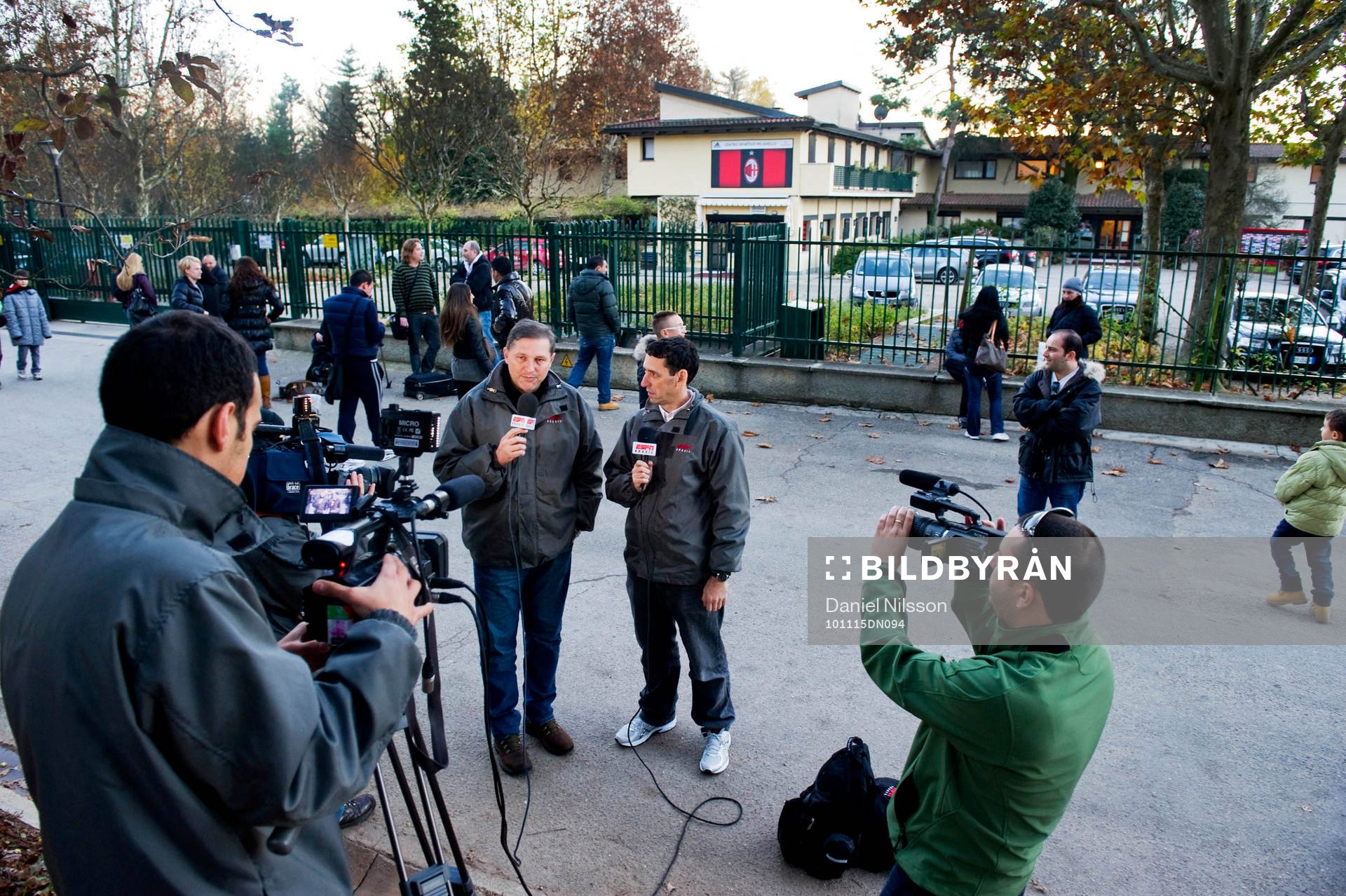Media och supportrar väntade utanför Milanello för att