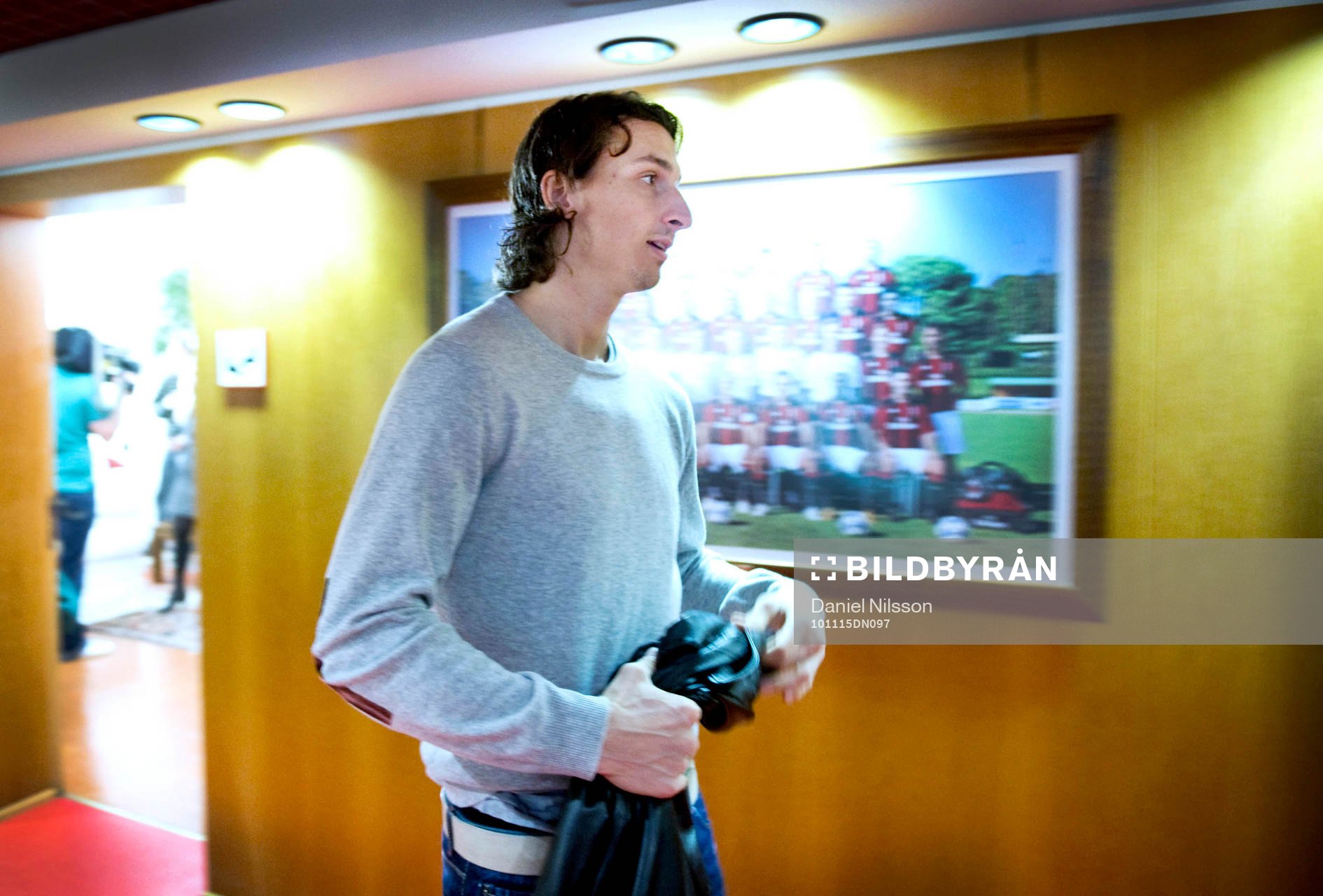 Zlatan Ibrahimovic inne på träningsanläggningen Milanello