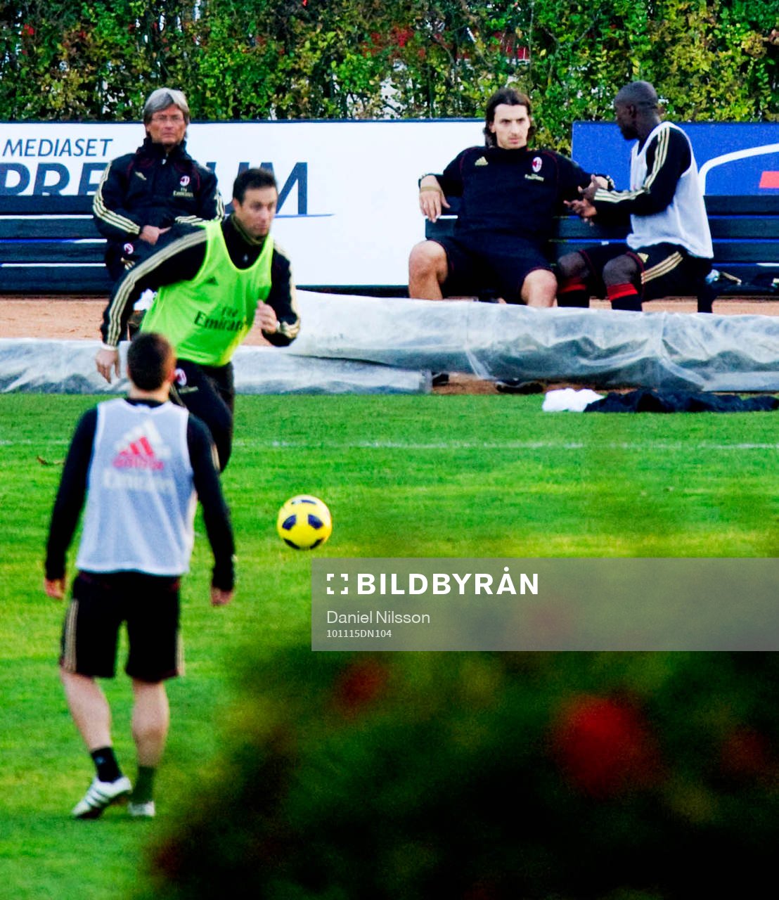 Zlatan Ibrahimovic sitter och pratar med Clarence Seedorf