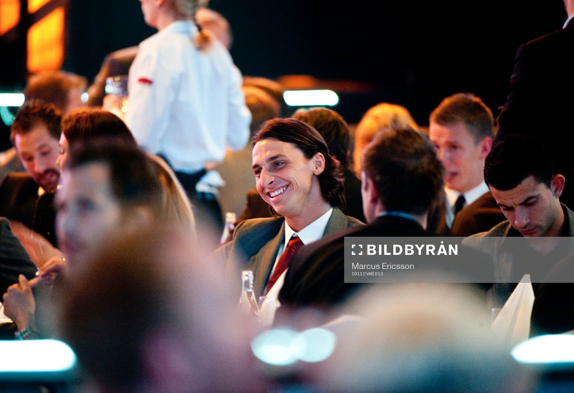 Zlatan Ibrahimovic har kul vid sitt bord