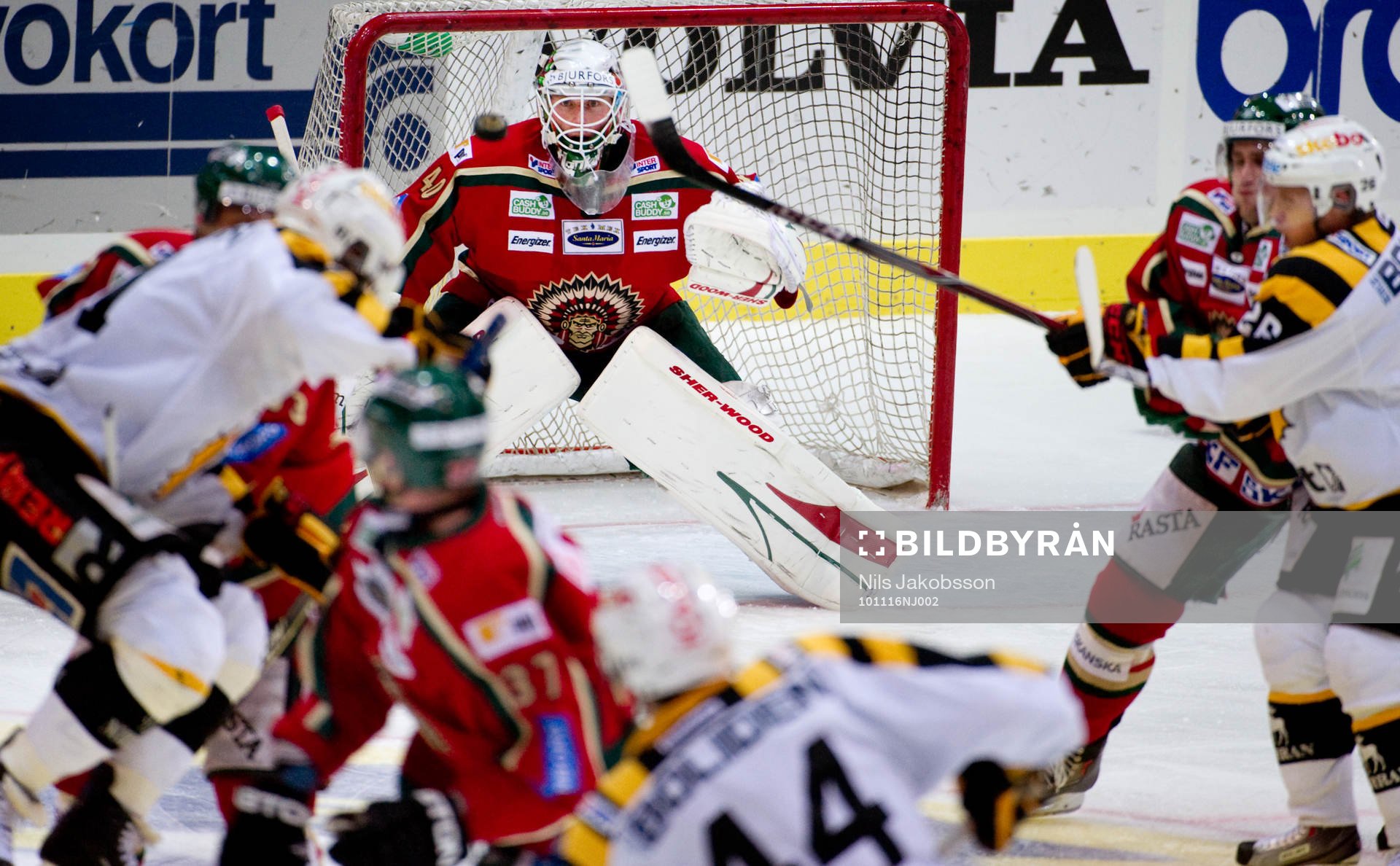 Johan Holmqvist, målvakt, Frölunda har mycket folk och en