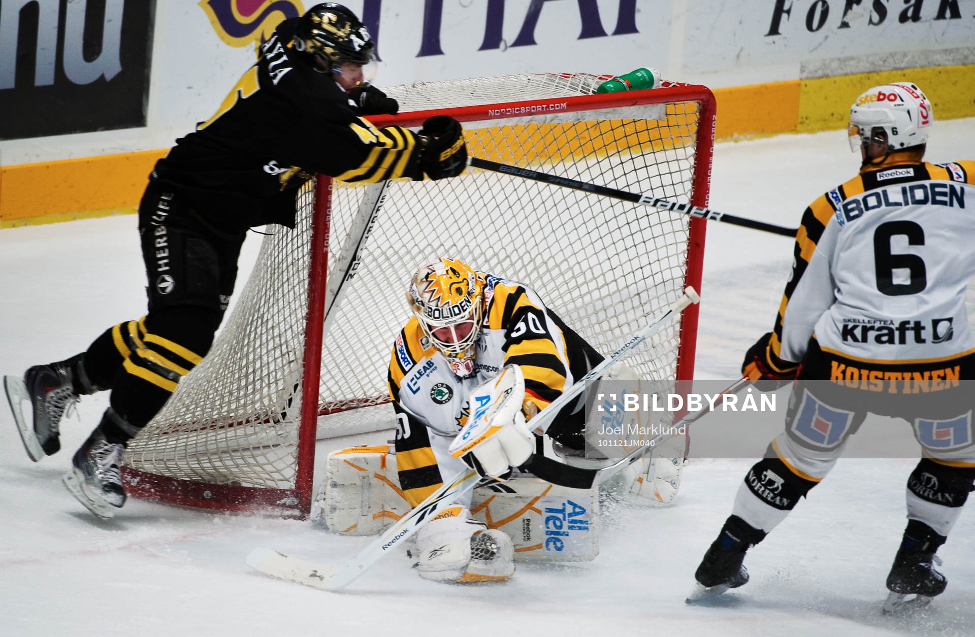 Oscar Steen, AIK, stoppas framför mål av Joacim Eriksson,