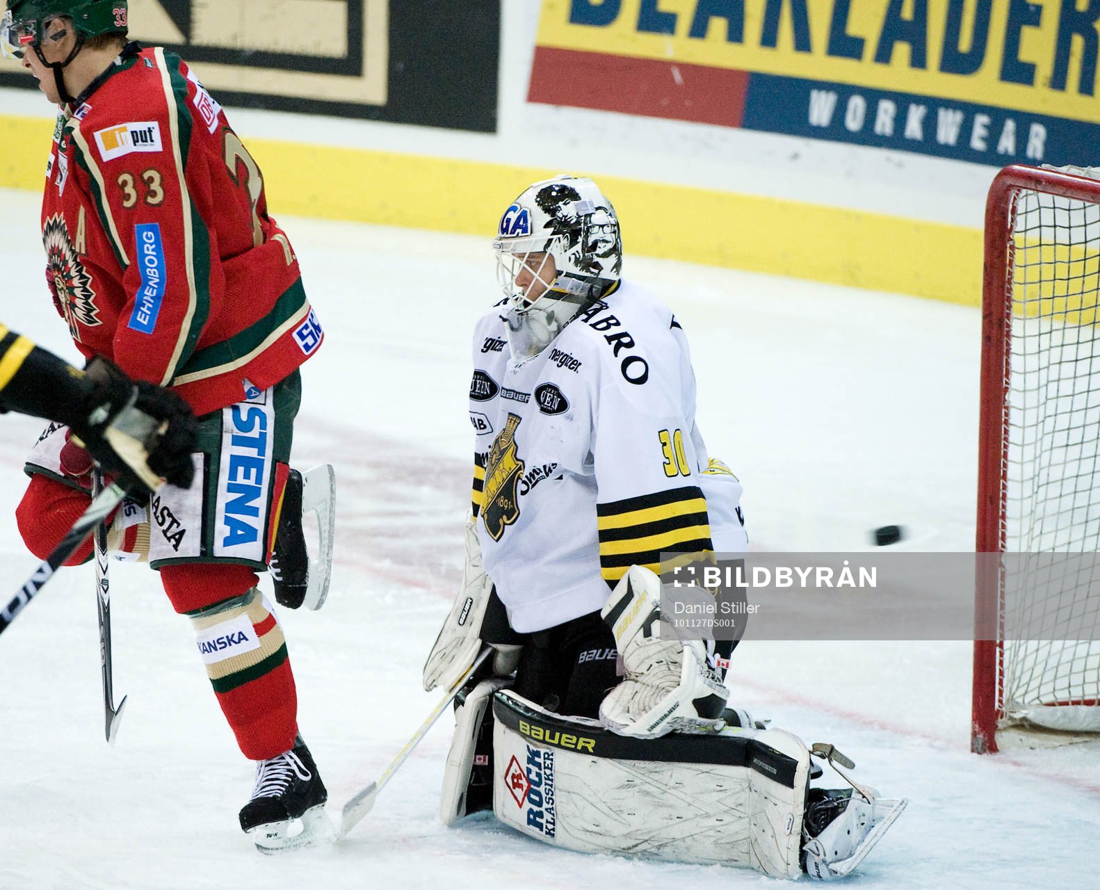 Pavel Skrbek, Frölunda, gör 2-2 bakom Viktor Fast,