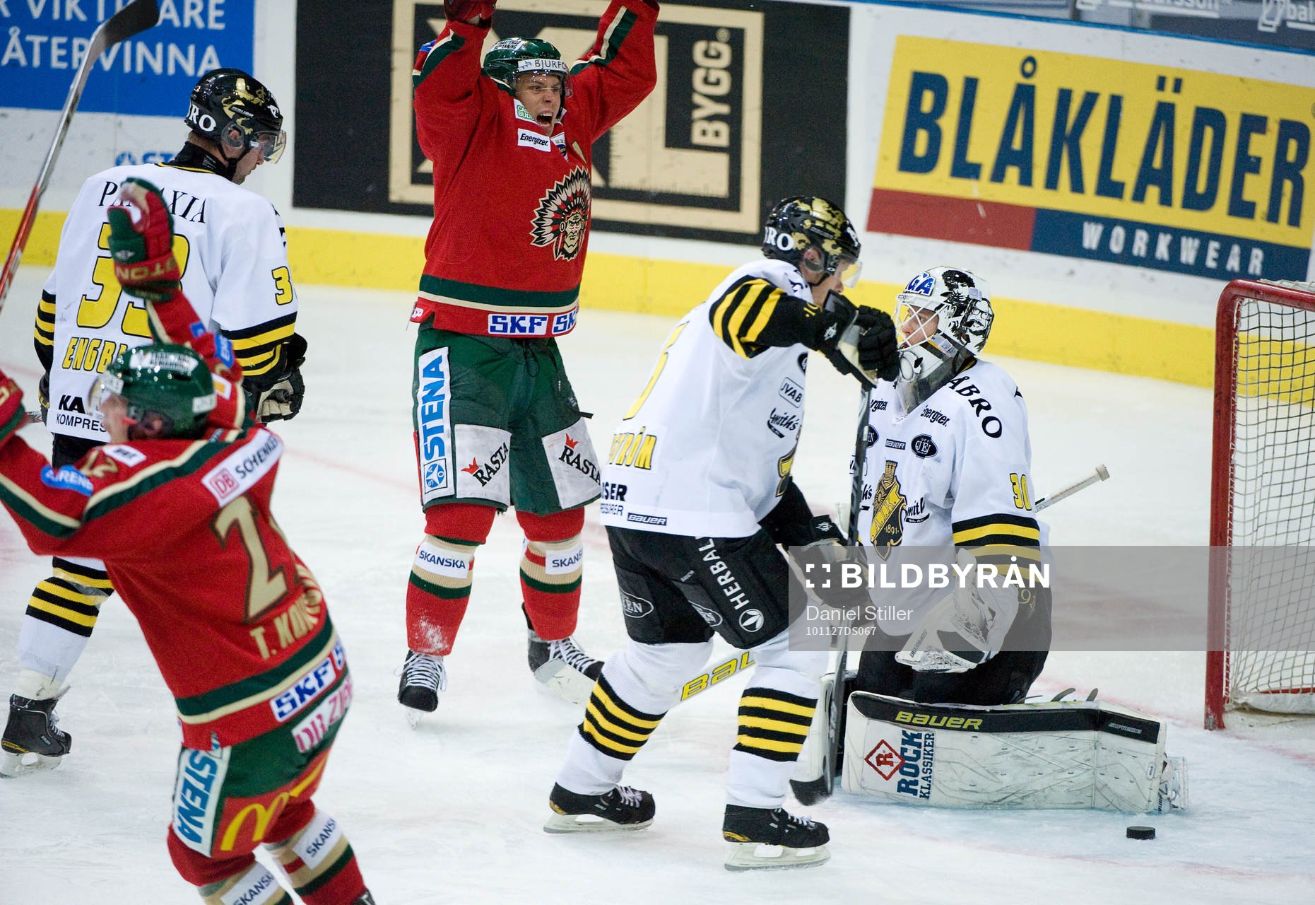 Pavel Skrbek, Frölunda, gör 2-2 bakom Viktor Fast,
