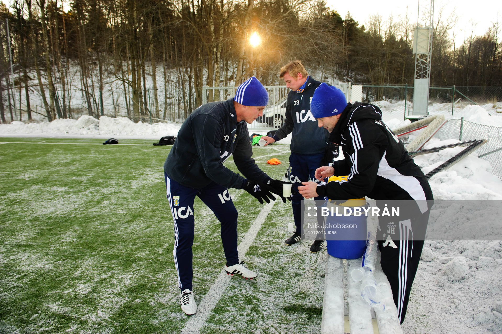 Ragnar Sigurdsson, Sebastien Eriksson får varm dryck av