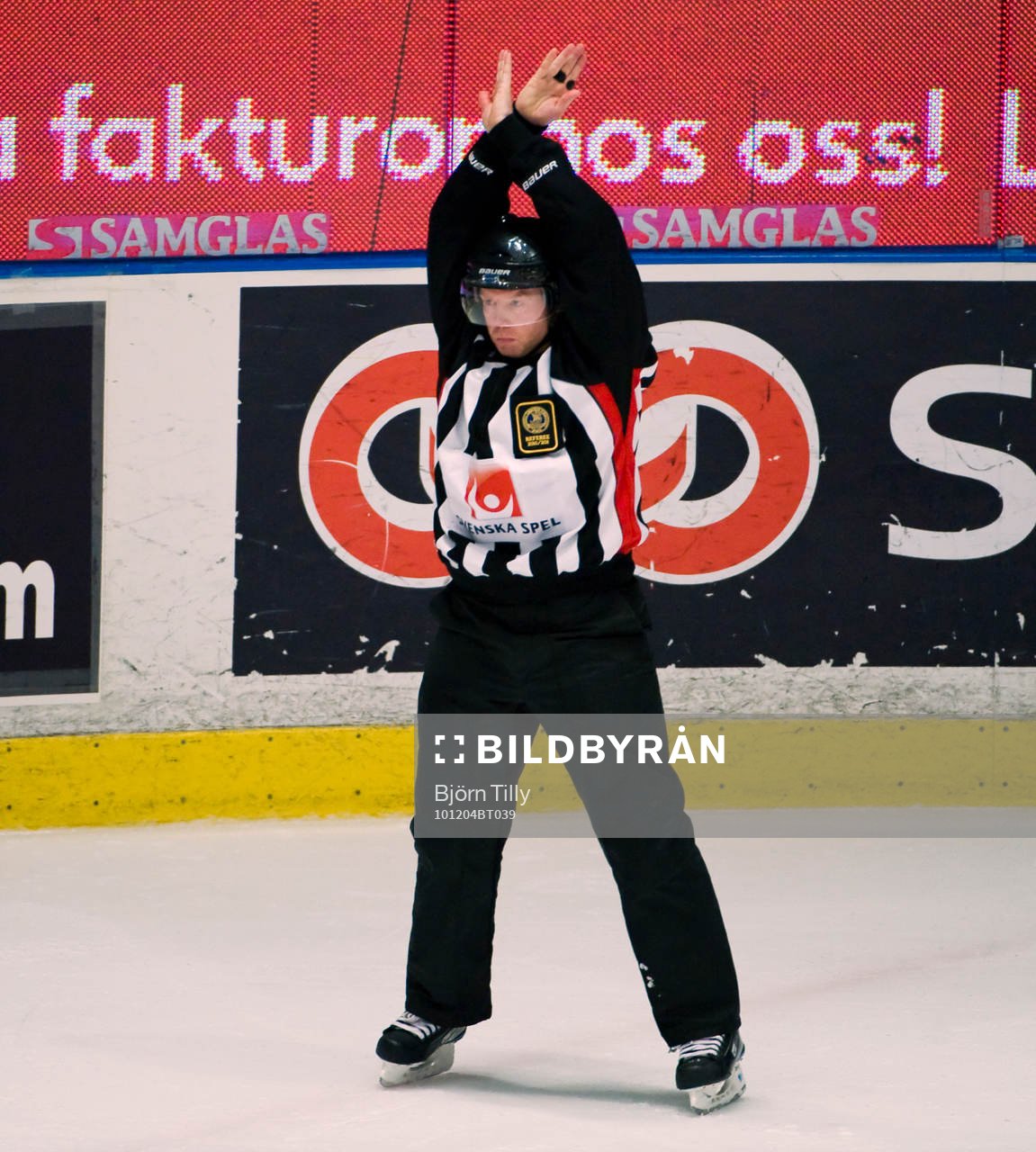 Pehr Claesson, domare signalerar för straff