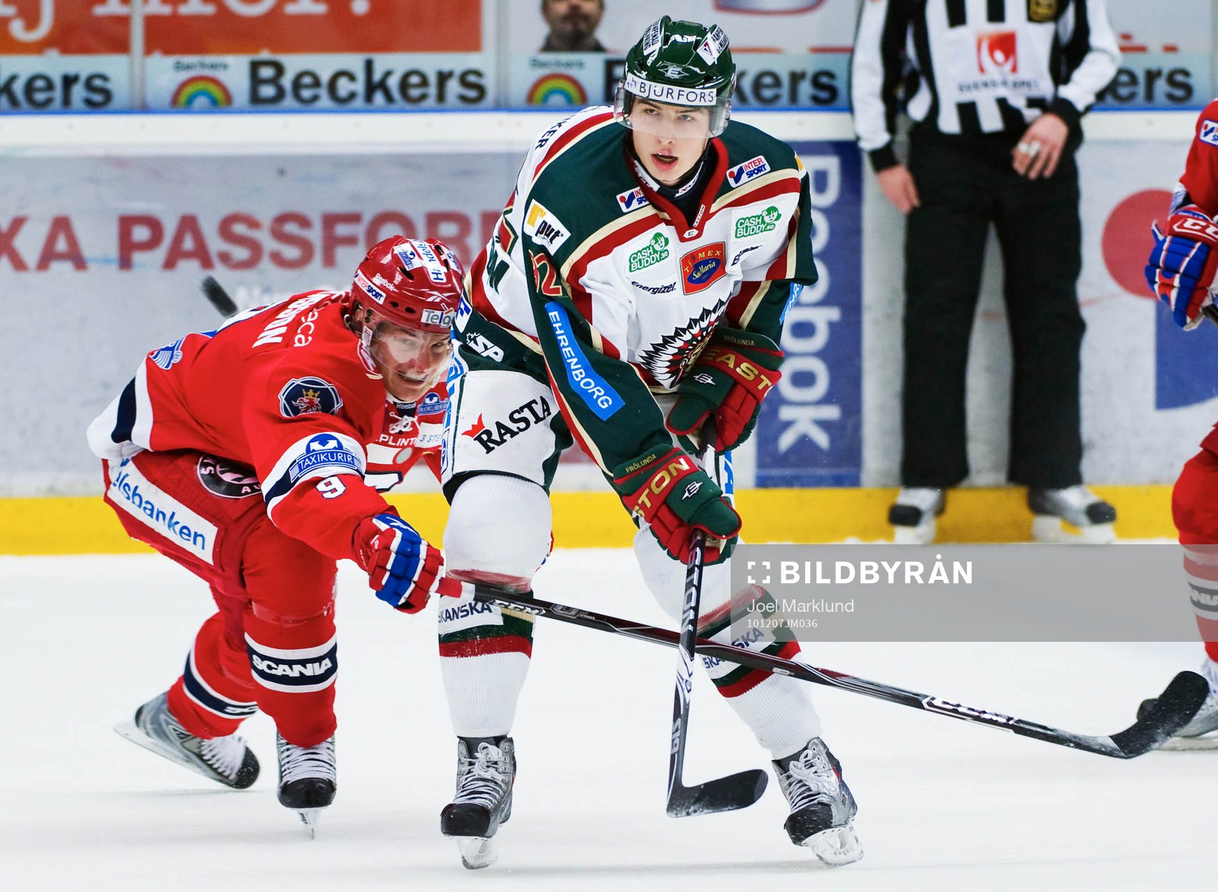Joakim Eriksson, Södertälje, försöker att stoppa Johan