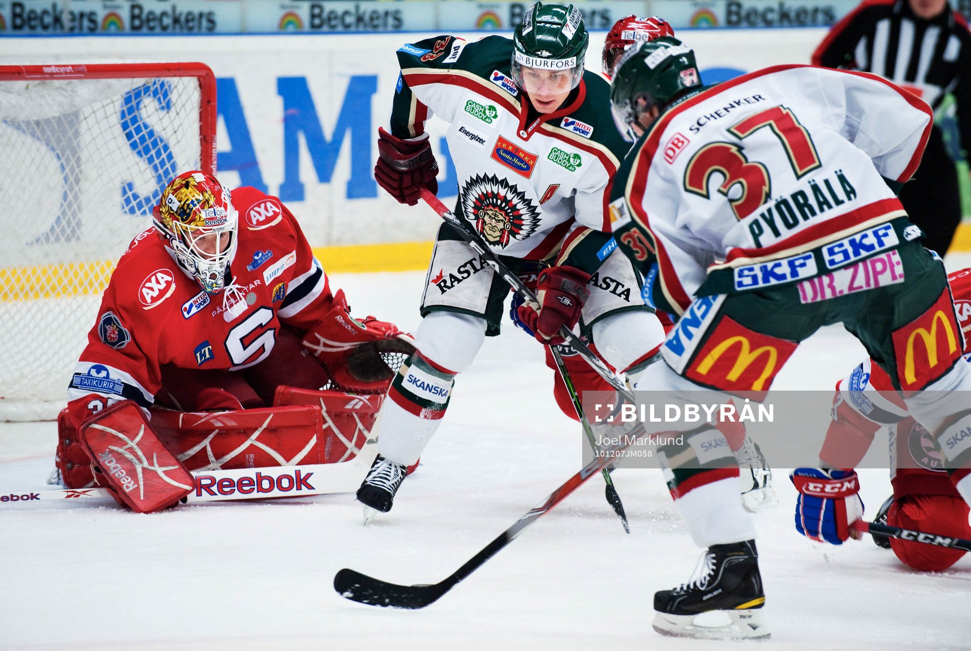 Riku Hahl och Mika Pyörälä, Frölunda, oroar framför