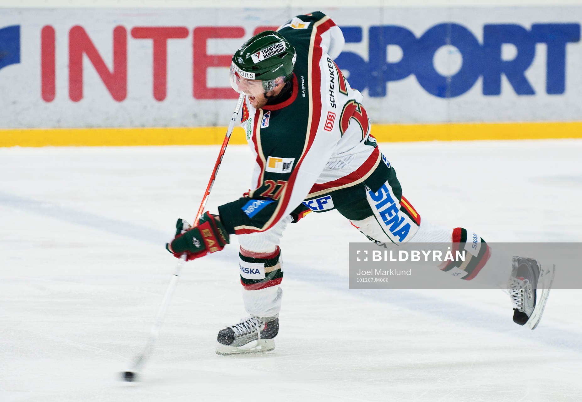 Mikko Mäenpää, Frölunda, skjuter mot mål