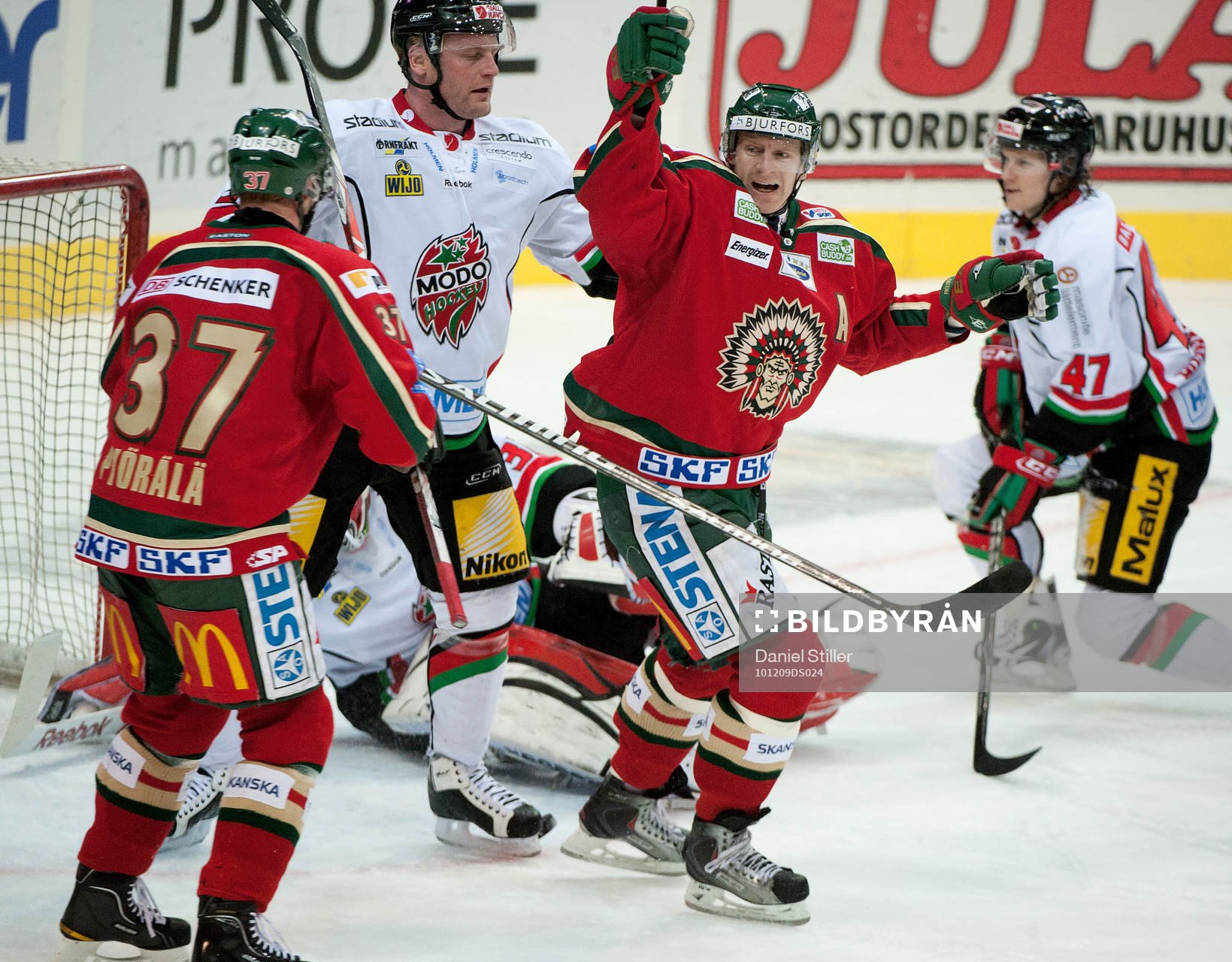 Mika Pyörälä, Frölunda, gör 2-0. Jubel Per-Johan