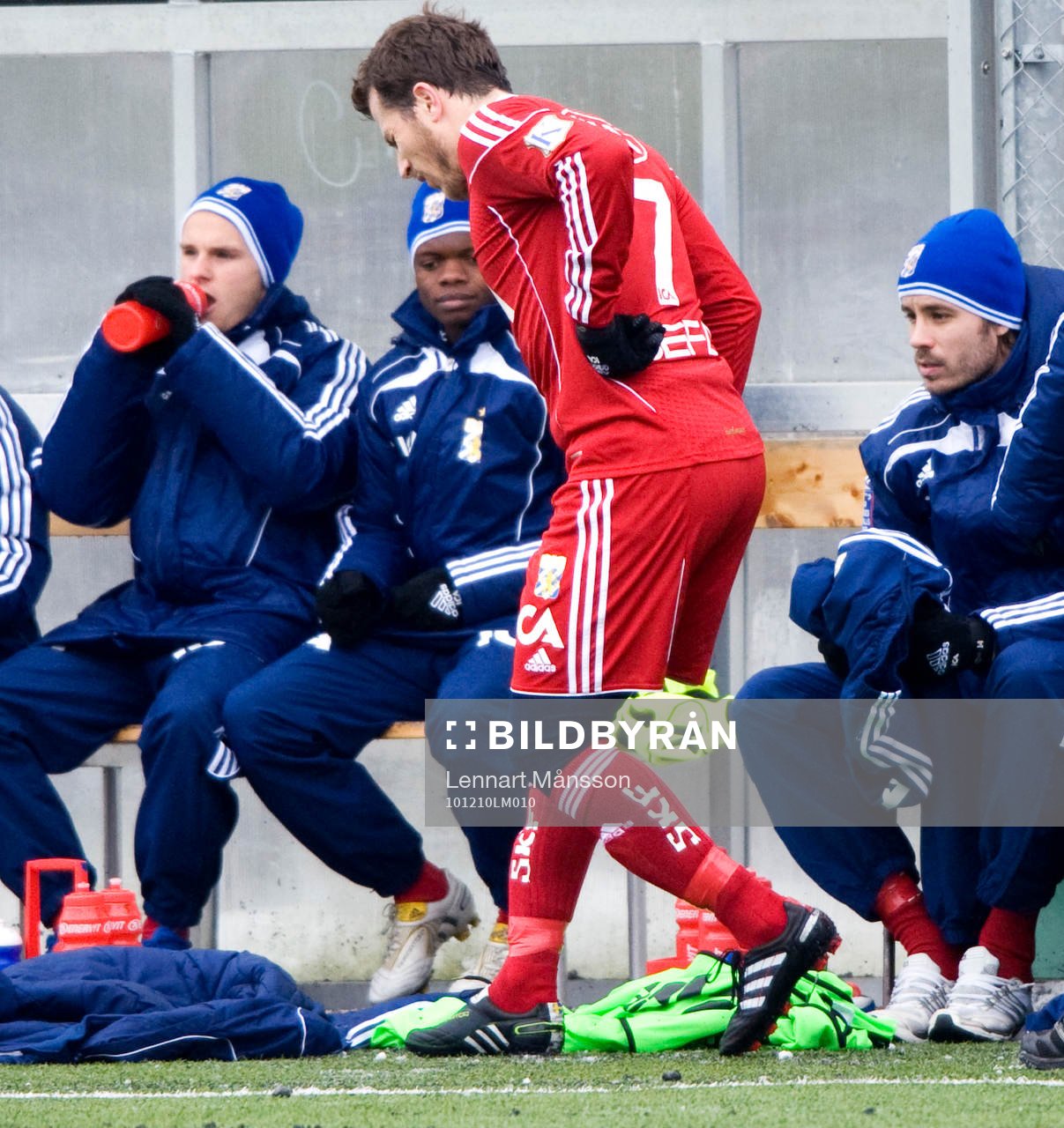 Tobias Hysén, IFK Göteborg, går av plan, ryggskadad