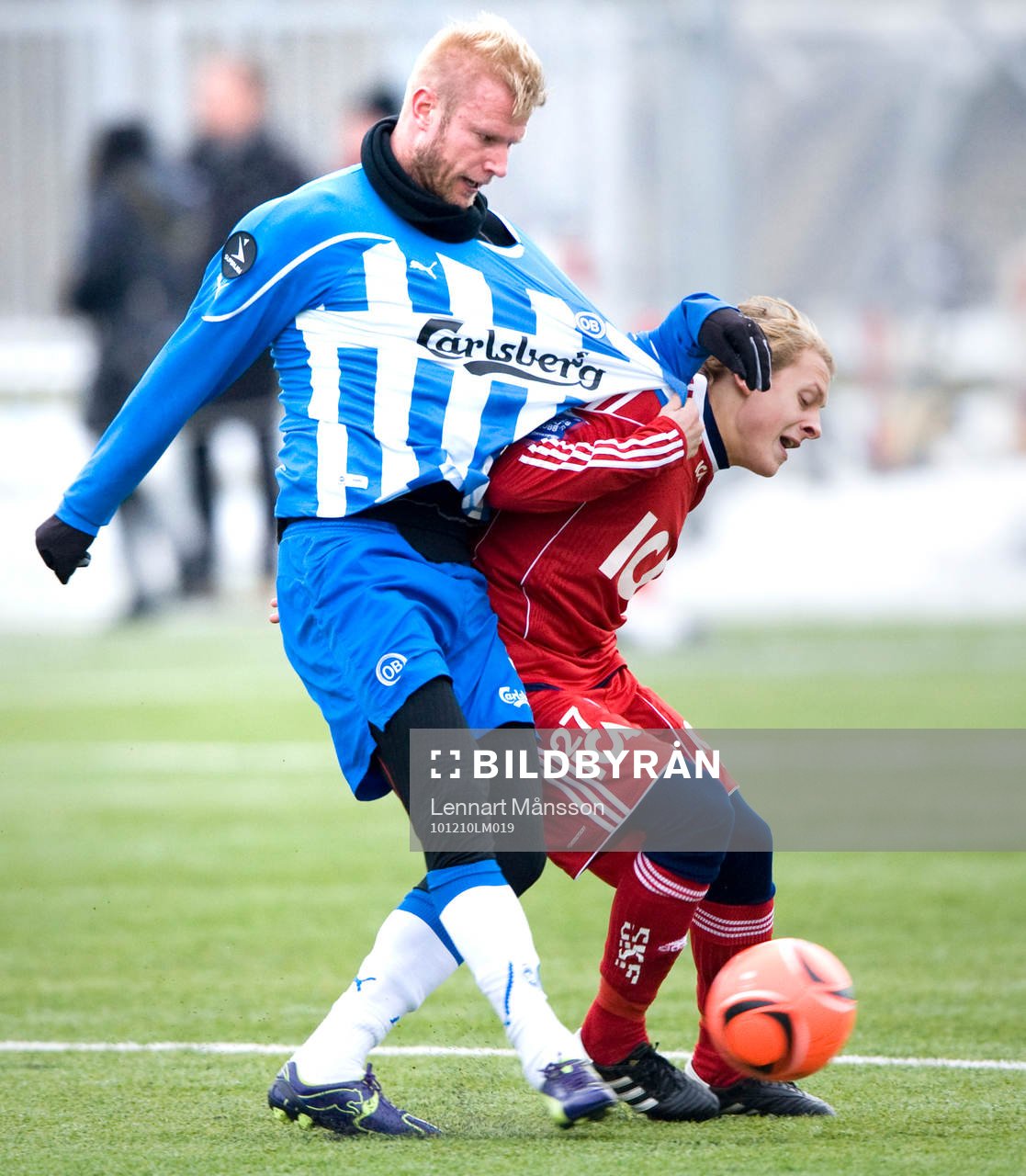Joel Allansson, IFK Göteborg, drar i en dansk tröja
