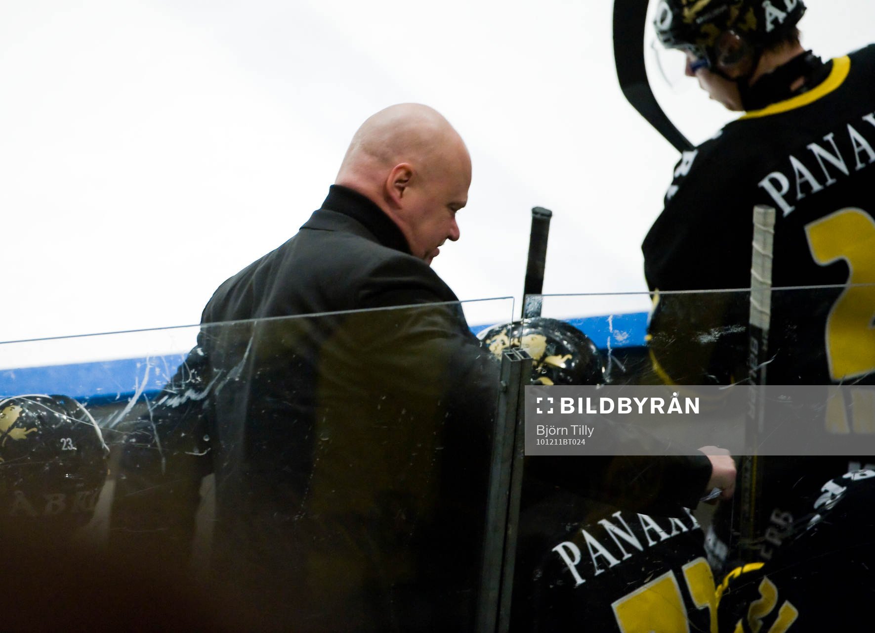 Roger Melin, tränare, AIK slår näven i plexiglaset i ren