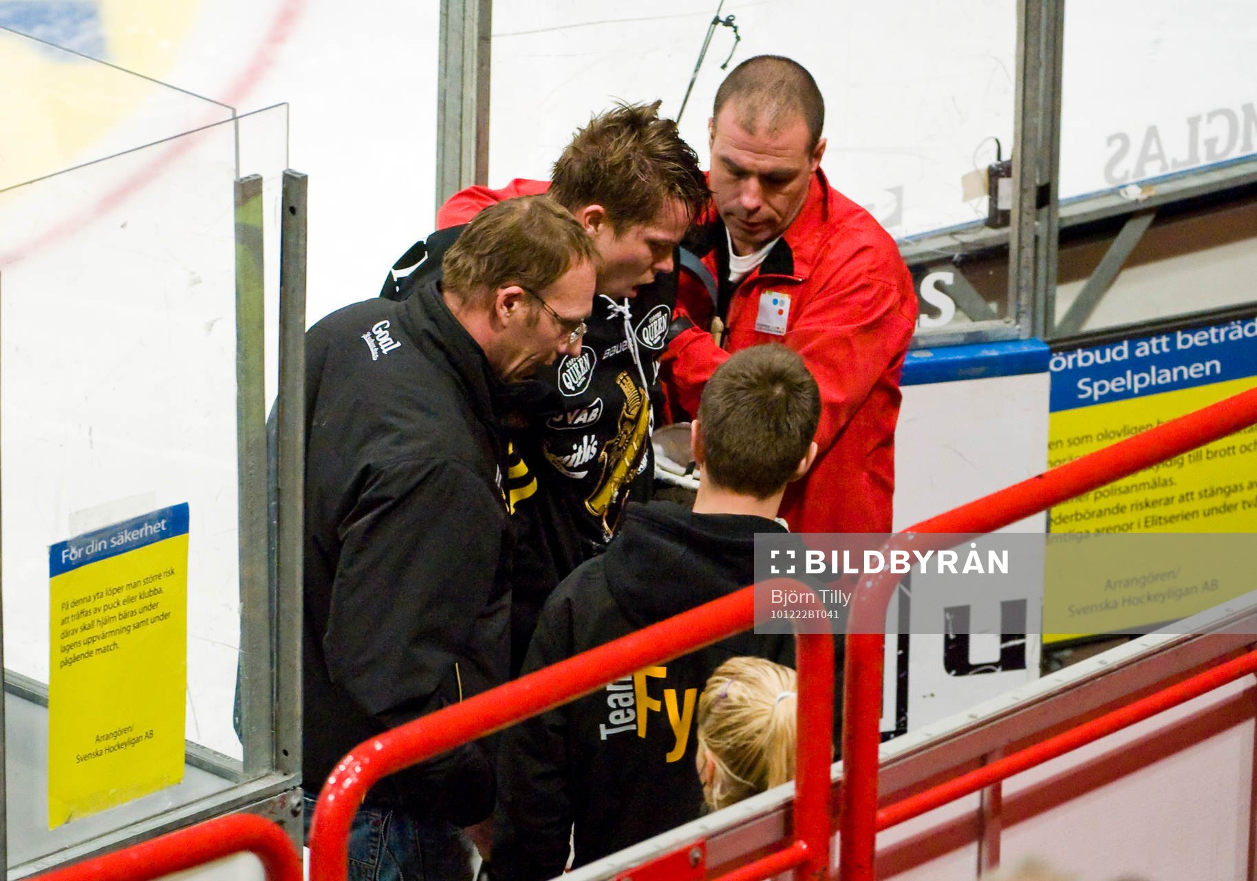 Viktor Fast, målvakt, AIK leds skadad ut