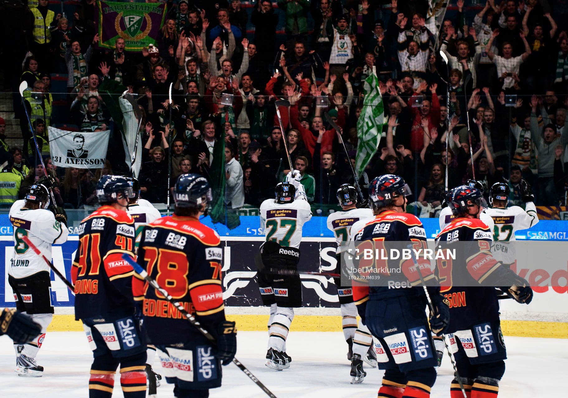 Färjestadsspelarna tackar de tillresta fansen
