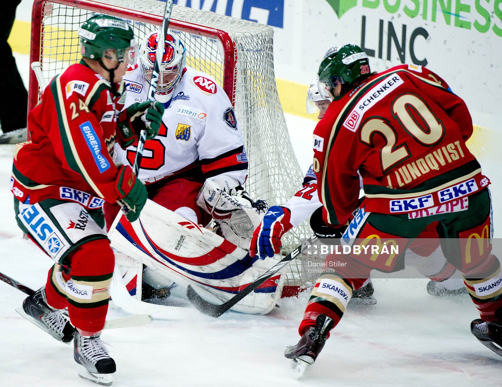 Joel Lundqvist, Frölunda, gör 1-0 bakom Riku Helenius,