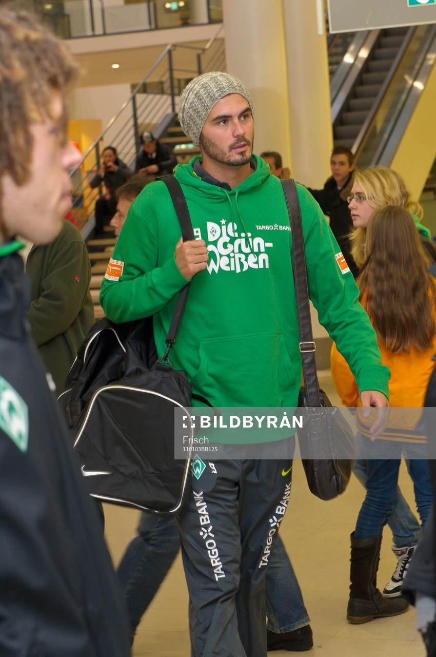 Denni Avdic på flygplatsen