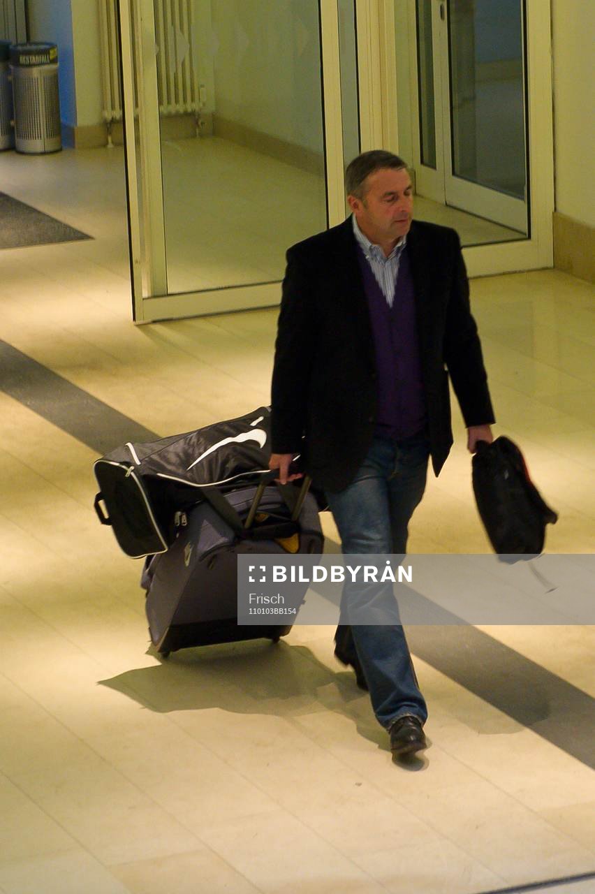  Klaus Allofs, Klubbdirektör på flygplatsen inför avresan till träningslägret i Belek, Turkiet