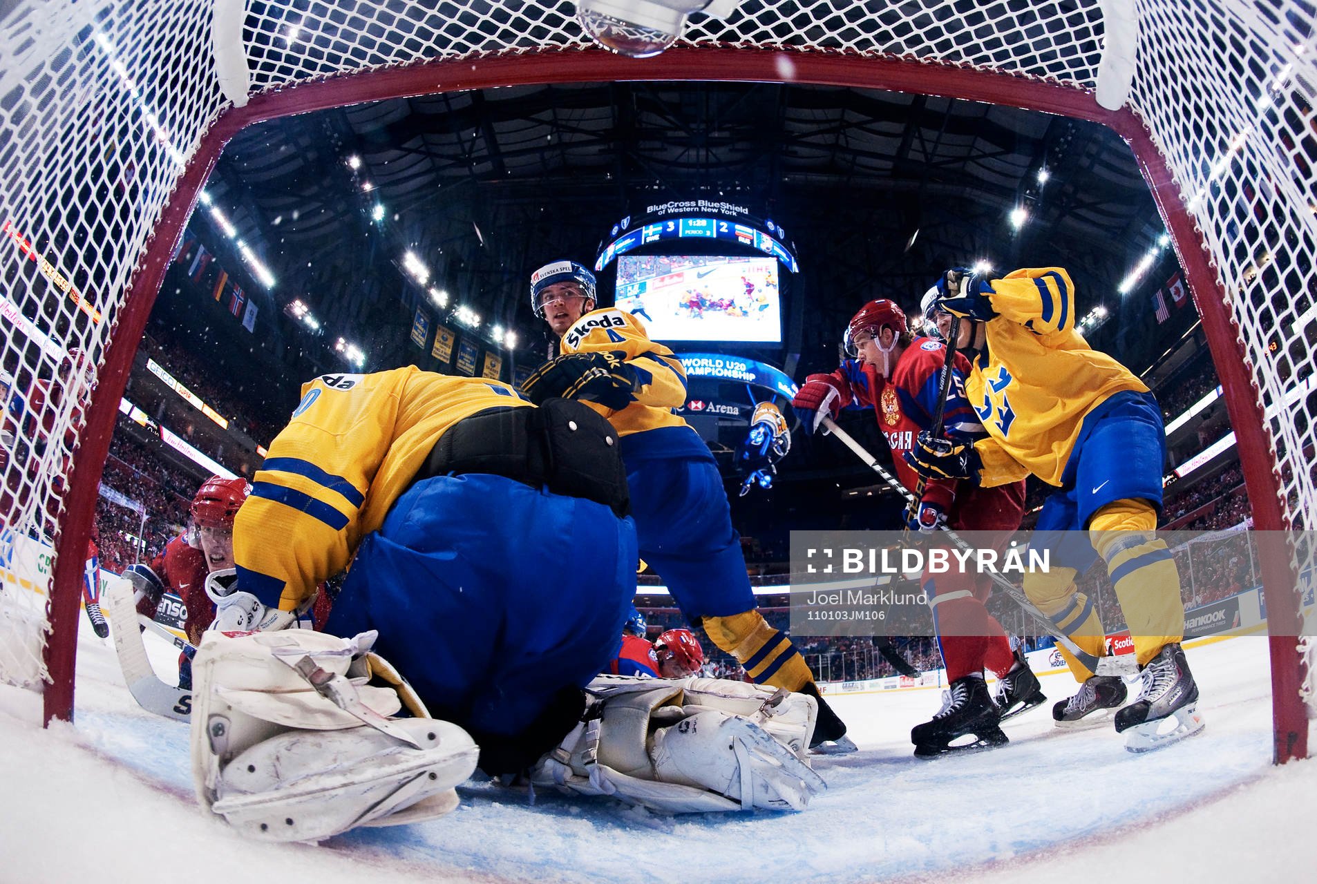 Tim Erixon, Sverige, ser 3-3-pucken ligga bakom Robin